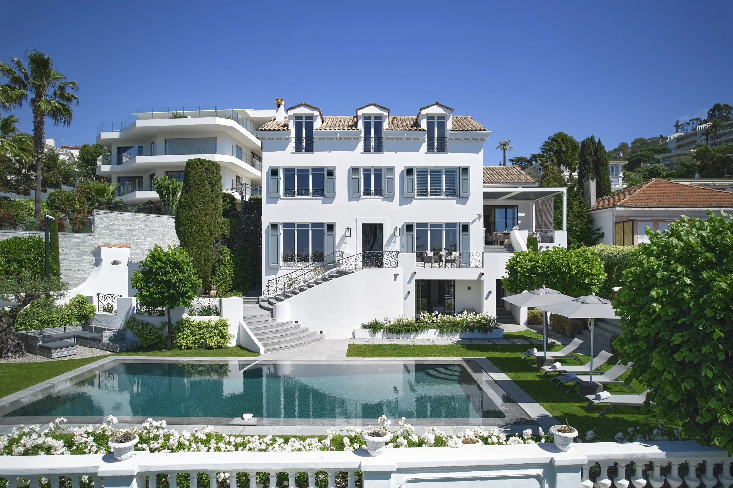 Villa contemporaine à Cannes capturée par Maison Luma, agence spécialisée en image immobilière haut de gamme et direction artistique sur la Côte d’Azur.