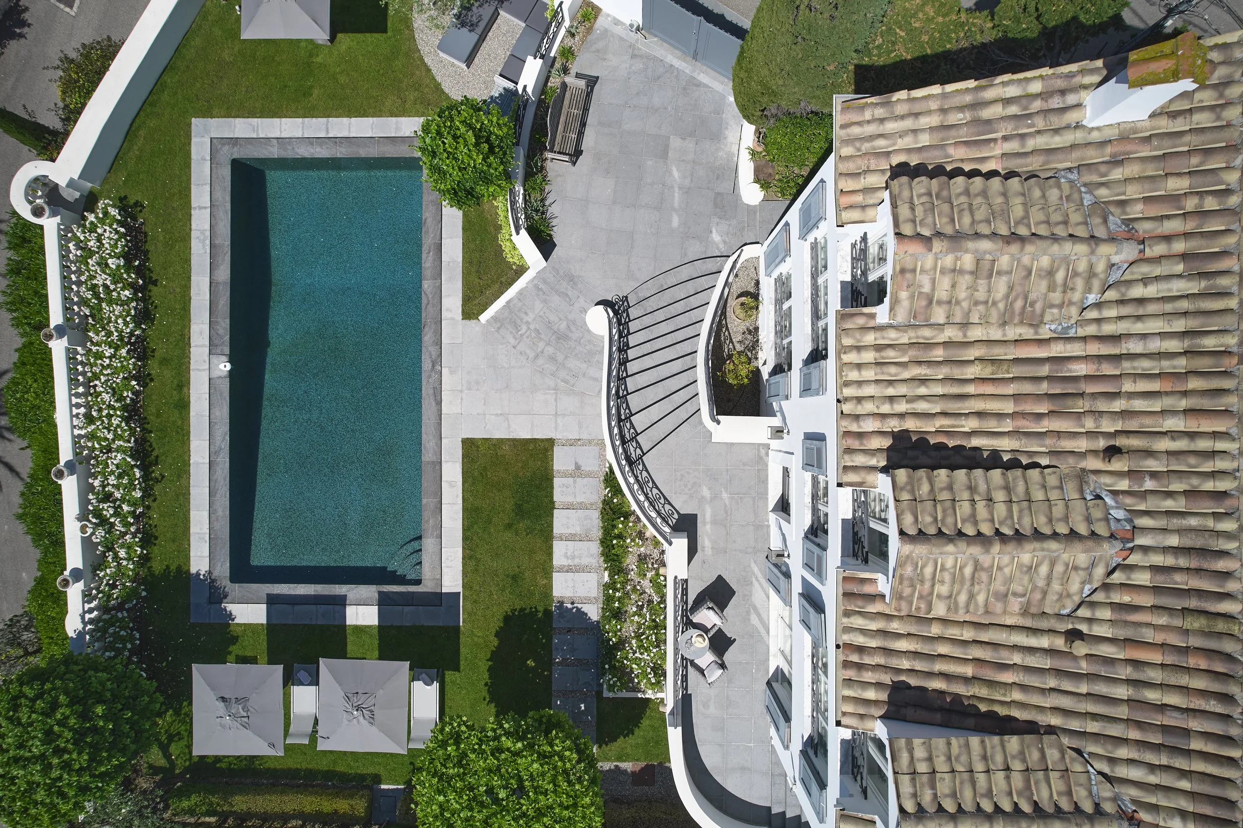 Immobilier de luxe et design d’intérieur mis en lumière par Maison Luma à Cannes et Mougins. Photo, vidéo et direction artistique haut de gamme.