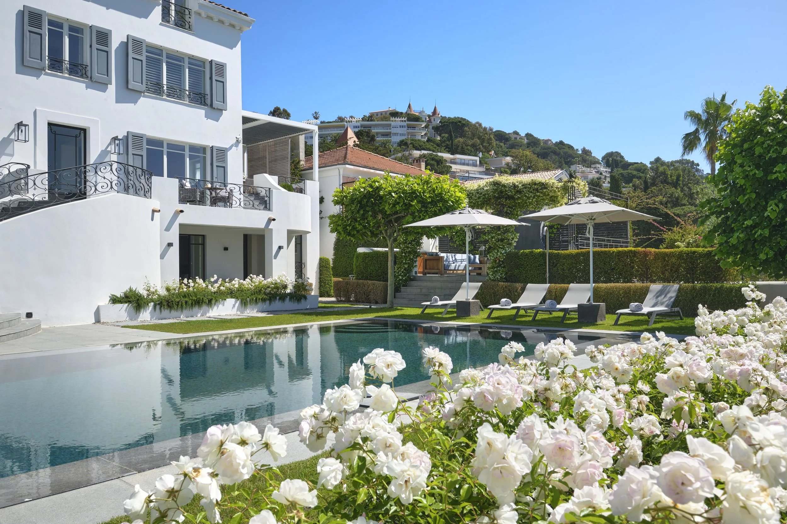 Villa de luxe et intérieur moderne à Cannes, direction artistique et photographie Maison Luma. Communication immobilière haut de gamme.