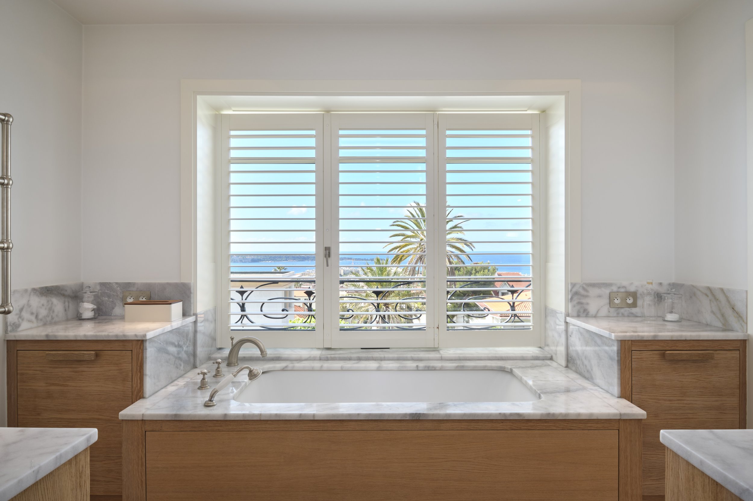 Photo de villa contemporaine à Cannes par Maison Luma, agence de communication pour agences immobilières et promoteurs de biens de luxe.