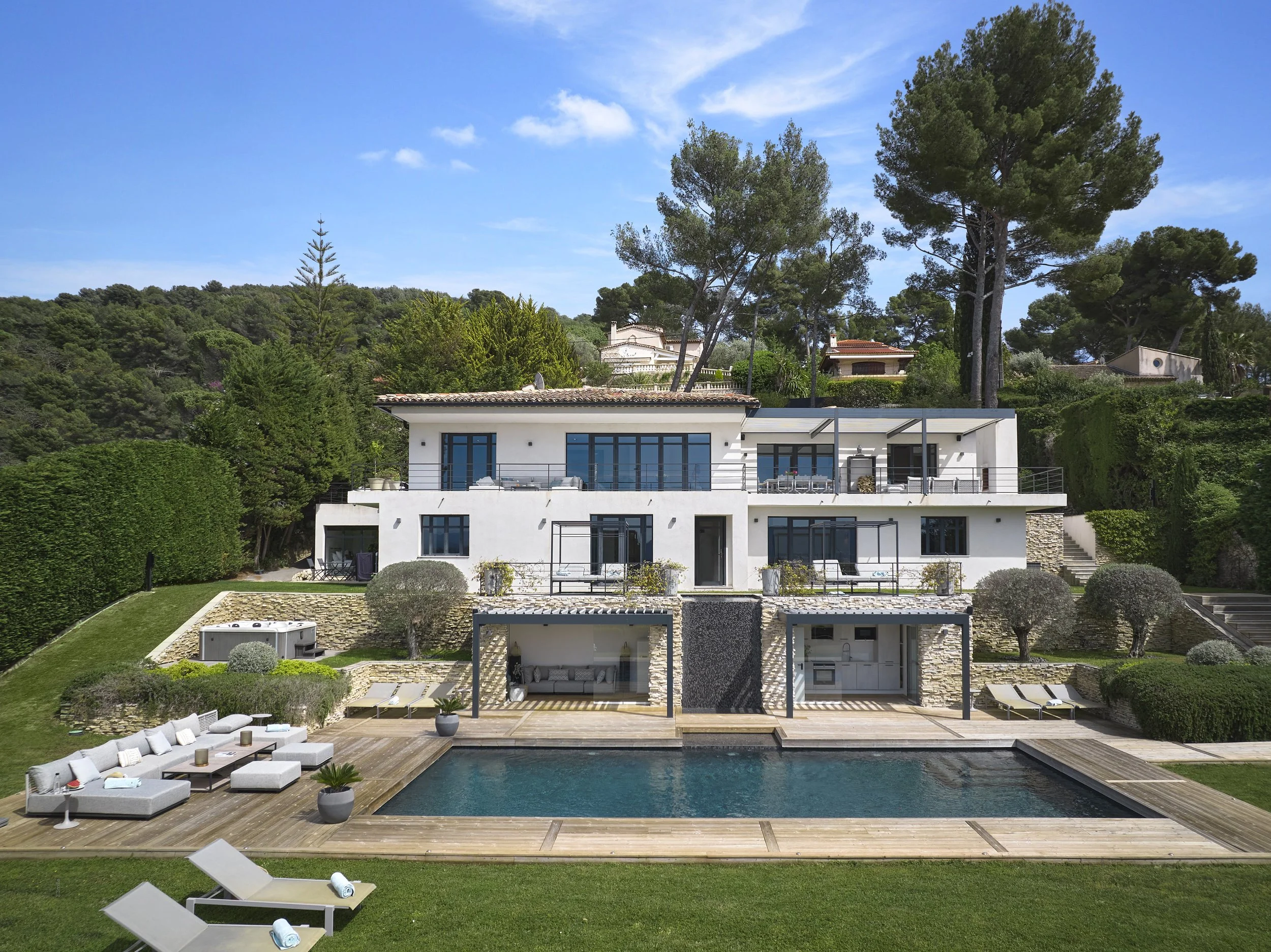 Immobilier de prestige et architecture moderne à Cannes photographiés par Maison Luma, direction artistique et contenu visuel haut de gamme.