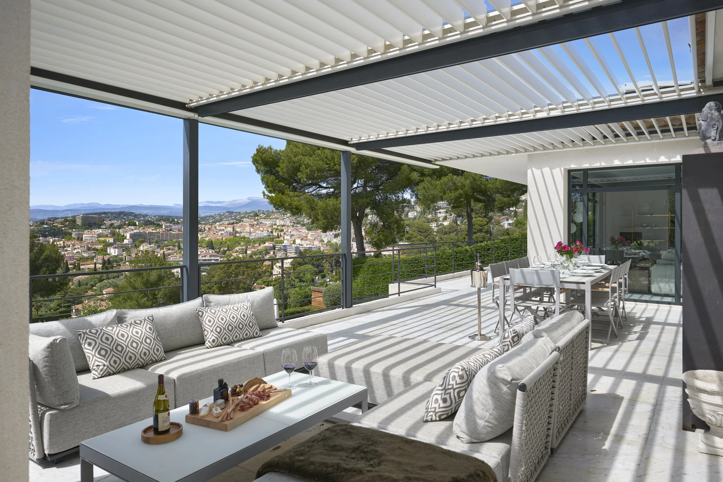 Photographie d’intérieur design et lumière naturelle signée Maison Luma, direction artistique et création visuelle entre Cannes et Monaco.