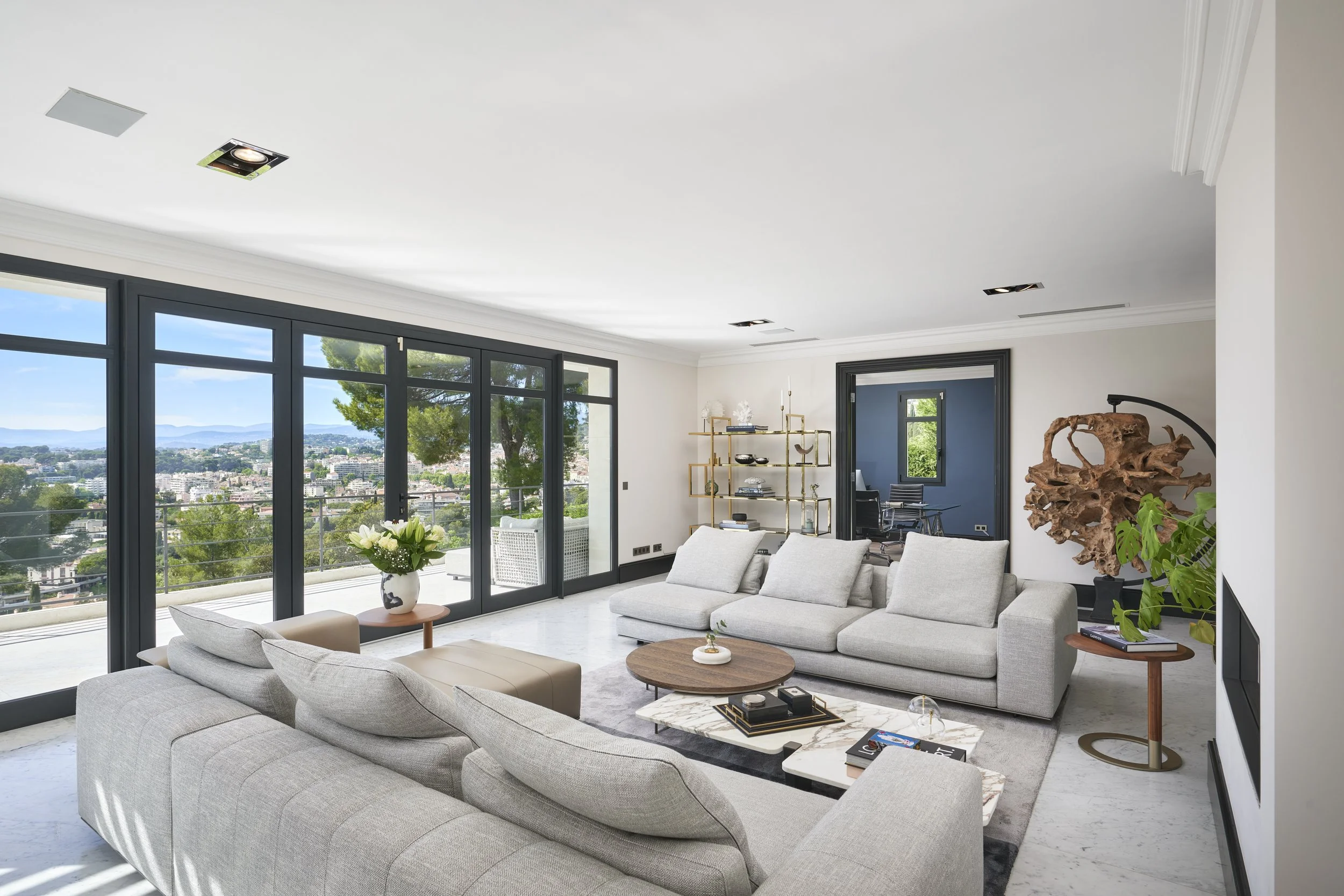 Architecture de prestige et design moderne mis en lumière par Maison Luma à Cannes, direction artistique et photographie d’espaces haut de gamme.