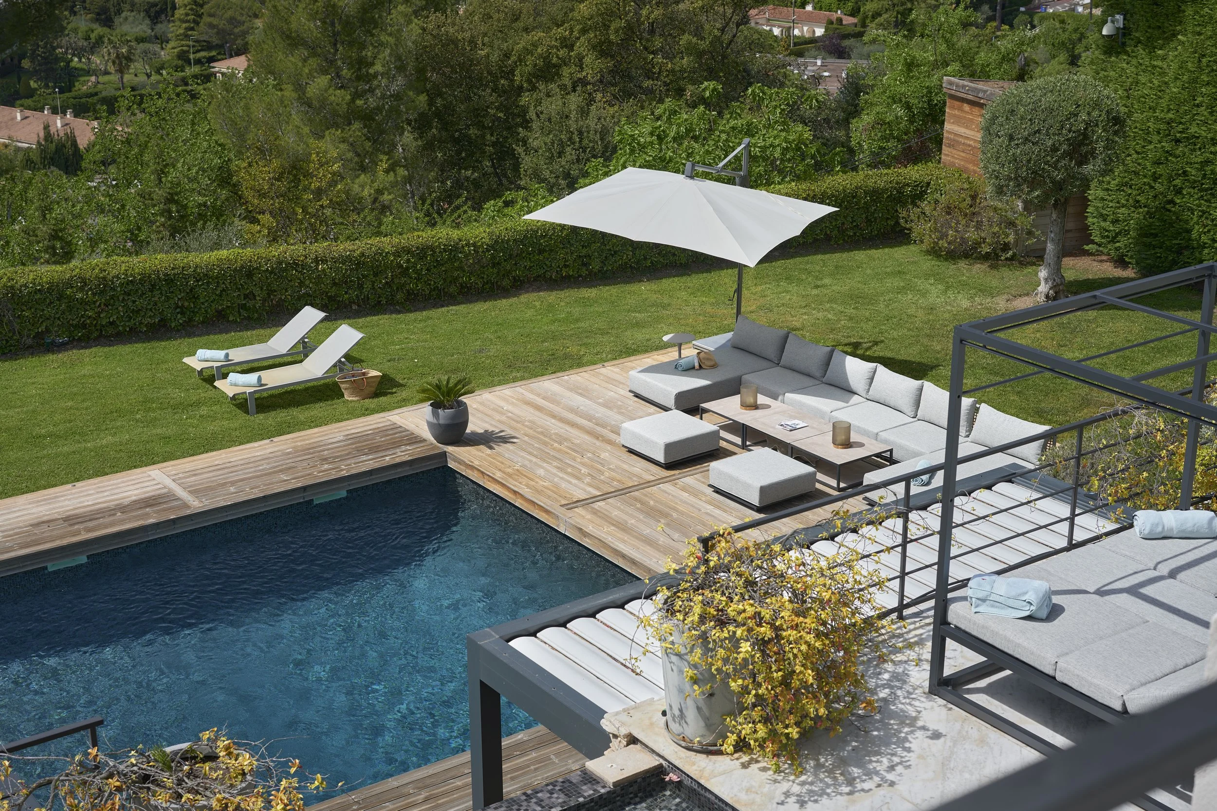 Villa de luxe à Cannes mise en lumière par Maison Luma, agence de communication spécialisée en image immobilière haut de gamme sur la Côte d’Azur.