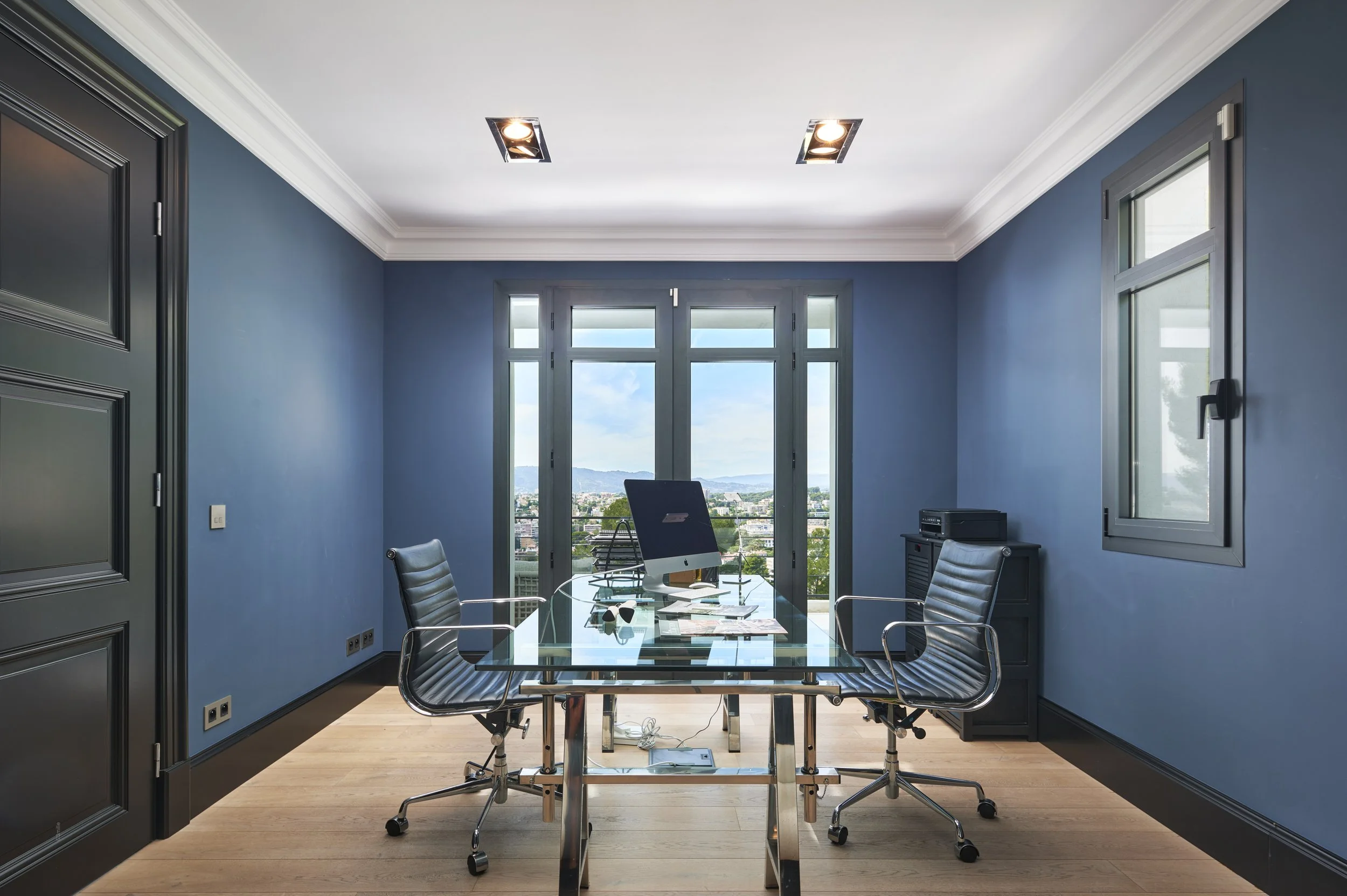 Architecture contemporaine et volumes lumineux capturés à Mougins par Maison Luma. Photographie et direction artistique haut de gamme sur la Côte d’Azur.