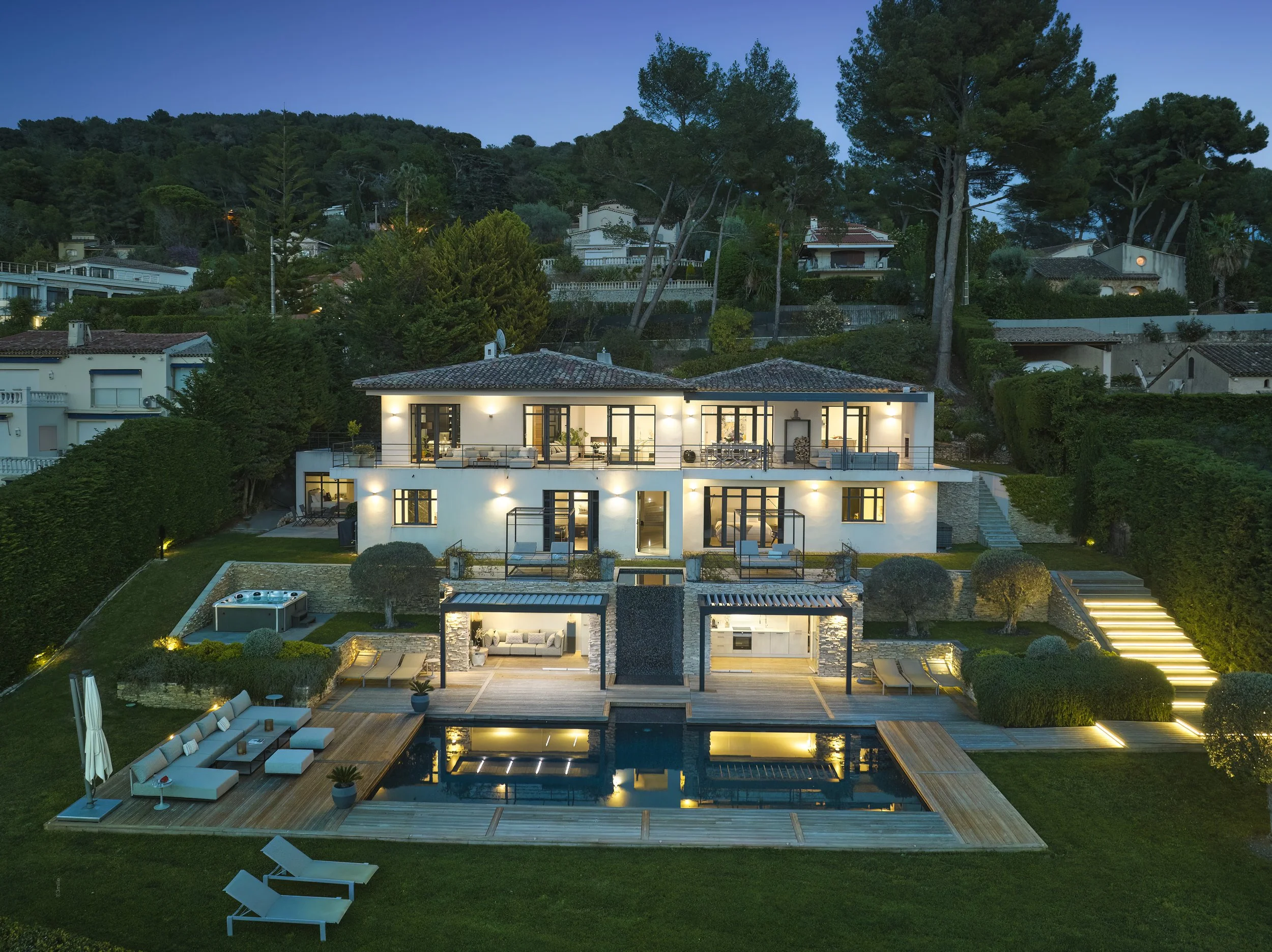 Architecture et immobilier de prestige sur la Côte d’Azur par Maison Luma. Photo, vidéo et direction artistique entre Cannes, Mougins et Antibes.
