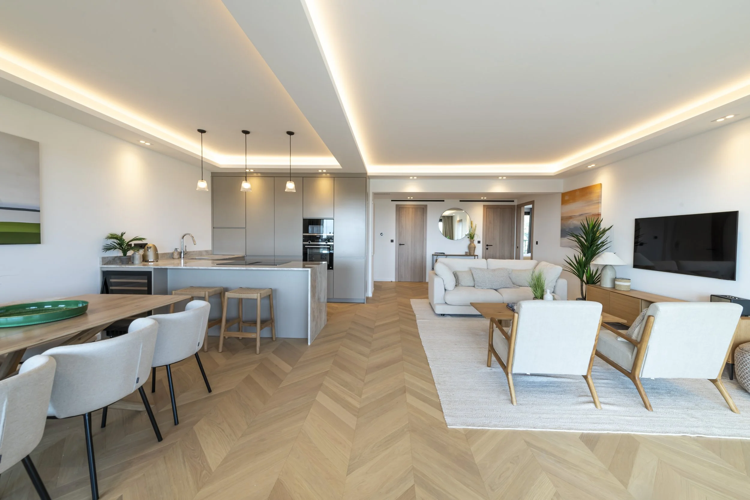 Photographie immobilière haut de gamme de villa contemporaine à Cannes, signée Maison Luma. Communication visuelle et direction artistique pour agences immobilières de prestige sur la Côte d’Azur.