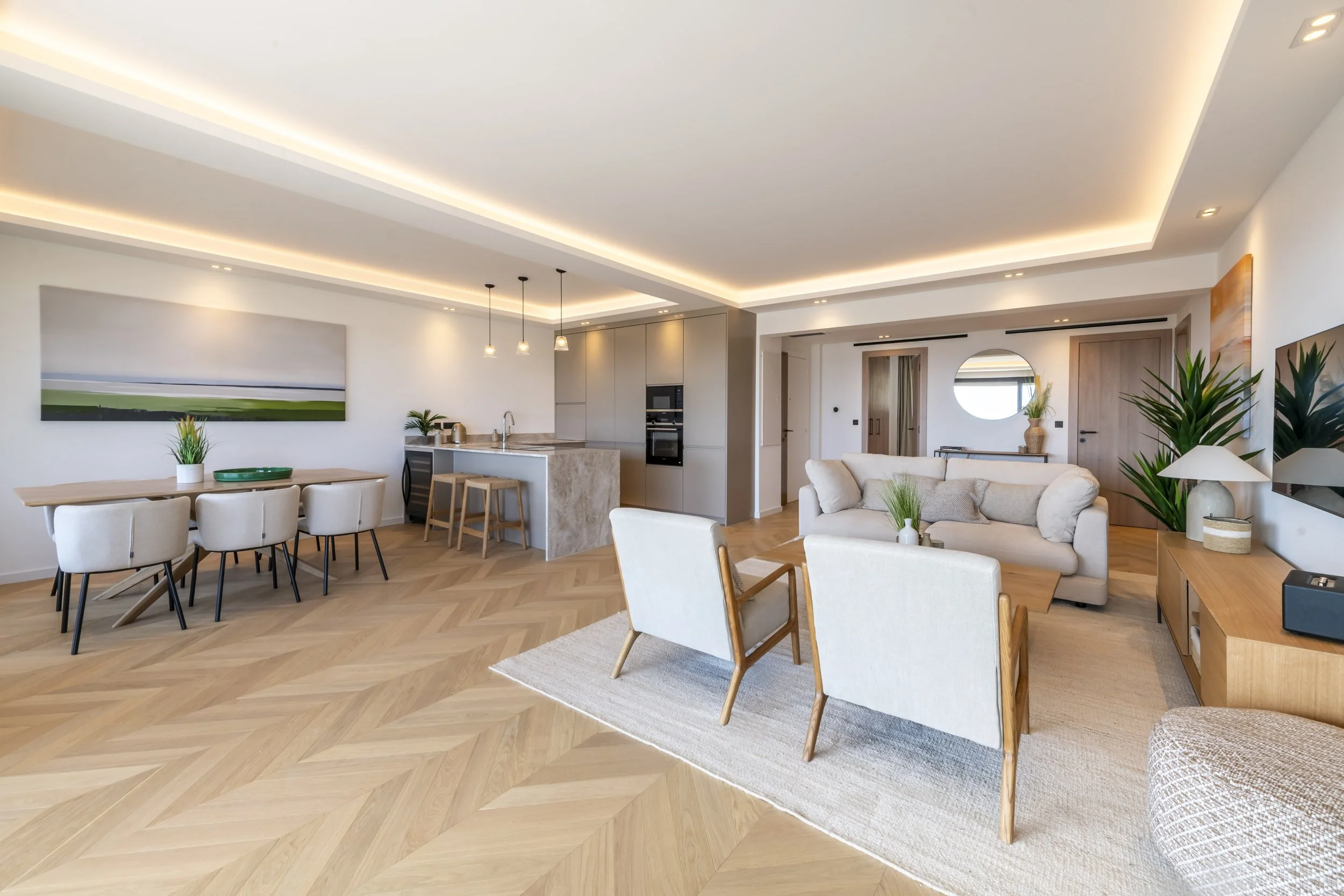 Architecture contemporaine et design méditerranéen à Cannes. Photographie d’espaces par Maison Luma, agence de communication immobilière haut de gamme.