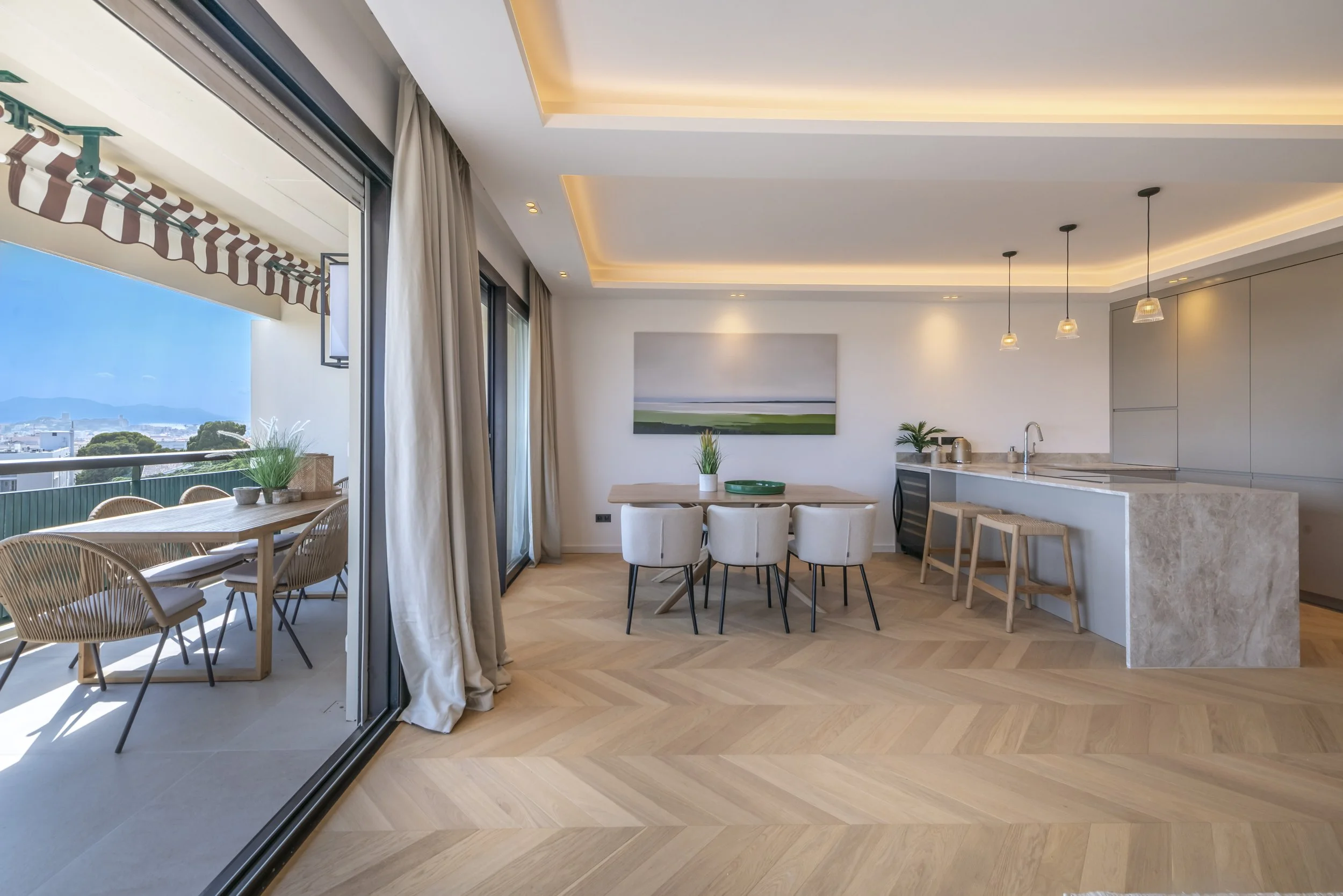 Photographie d’un appartement de luxe avec vue mer à Cannes par Maison Luma. Direction artistique et communication visuelle pour l’immobilier haut de gamme sur la Côte d’Azur.