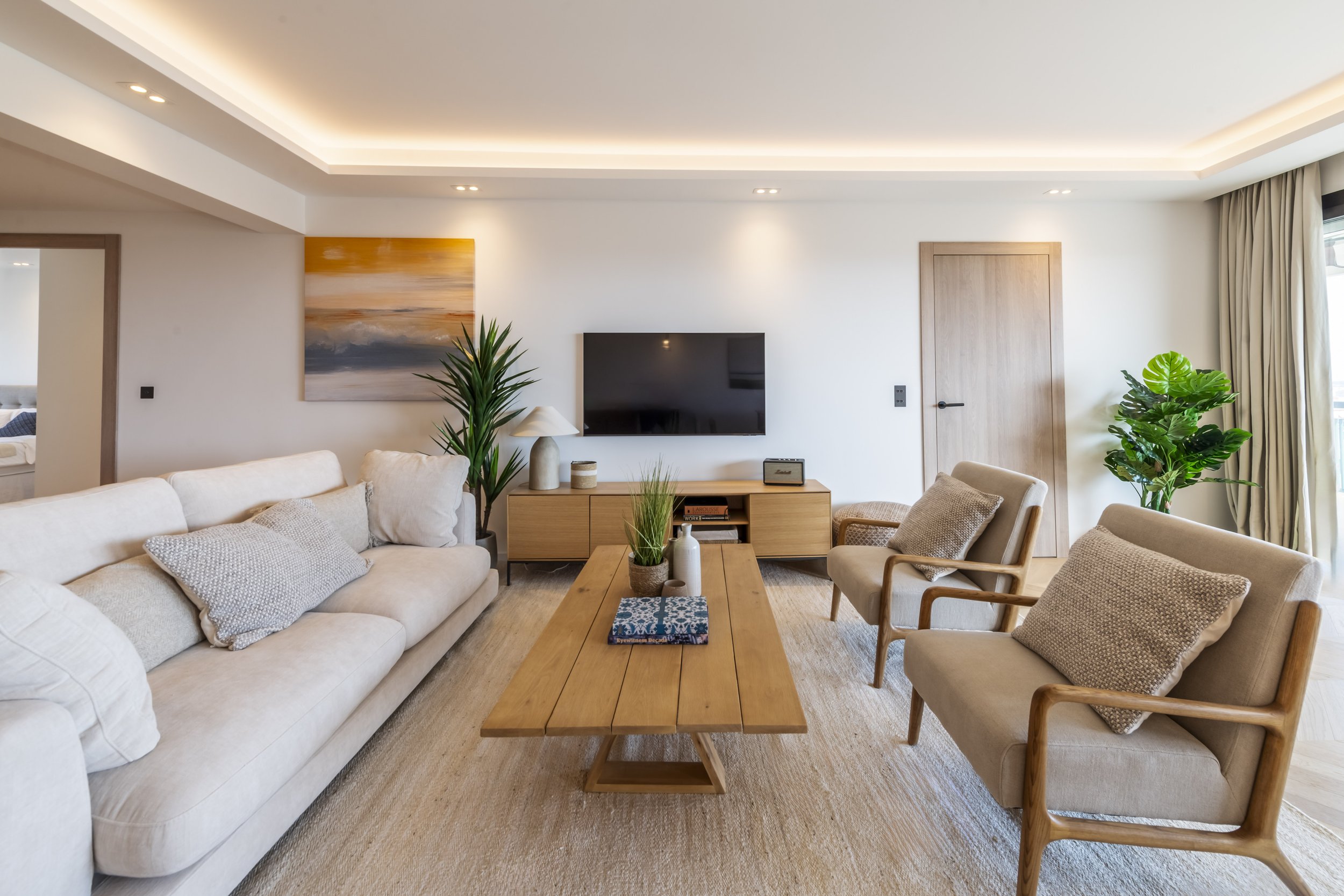 Appartement de prestige à Cannes photographié par Maison Luma. Direction artistique et photo immobilière haut de gamme pour agences immobilières et architectes.