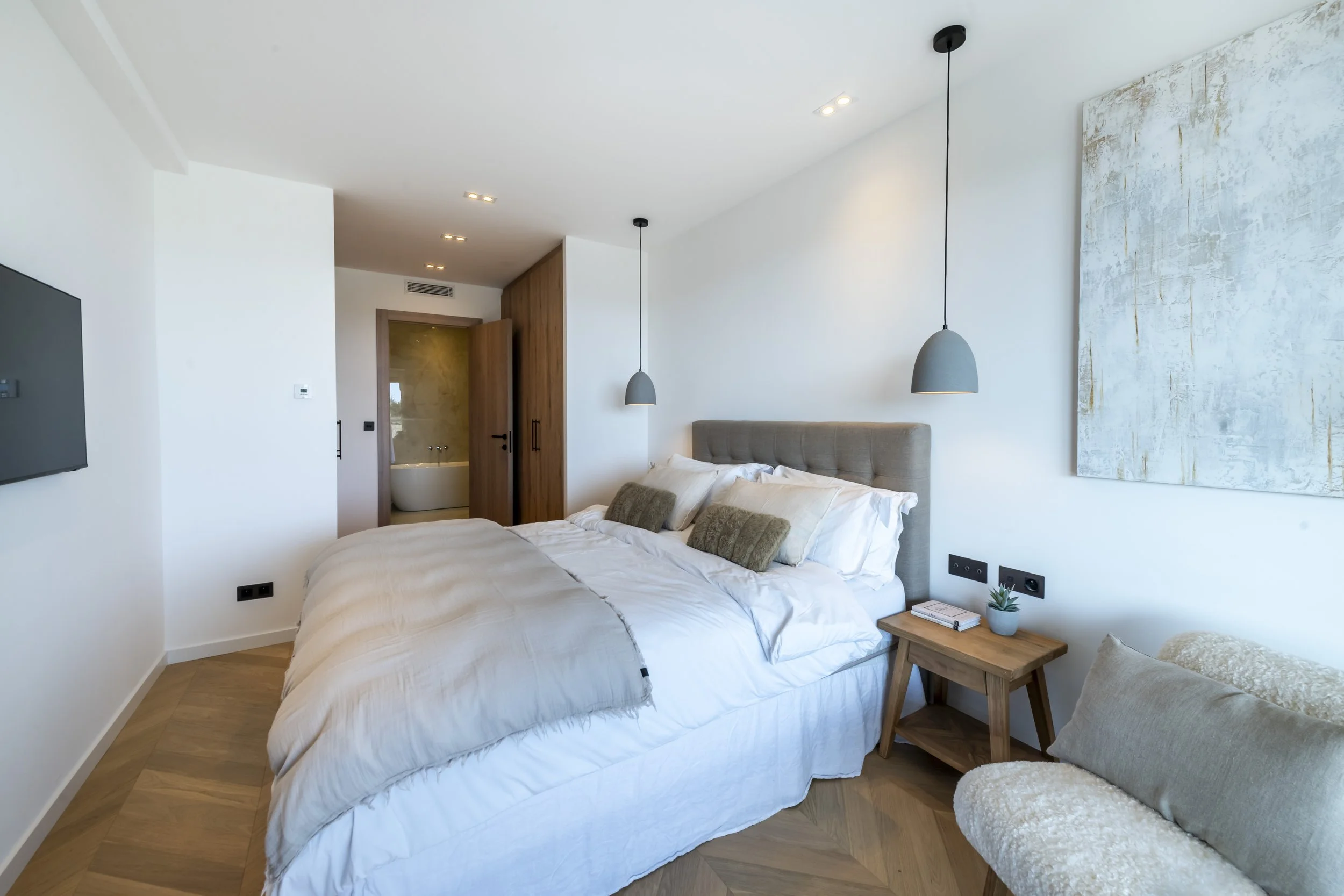 Immobilier d’exception à Cannes capturé par Maison Luma. Direction artistique et communication immobilière pour agences et promoteurs de biens de prestige.