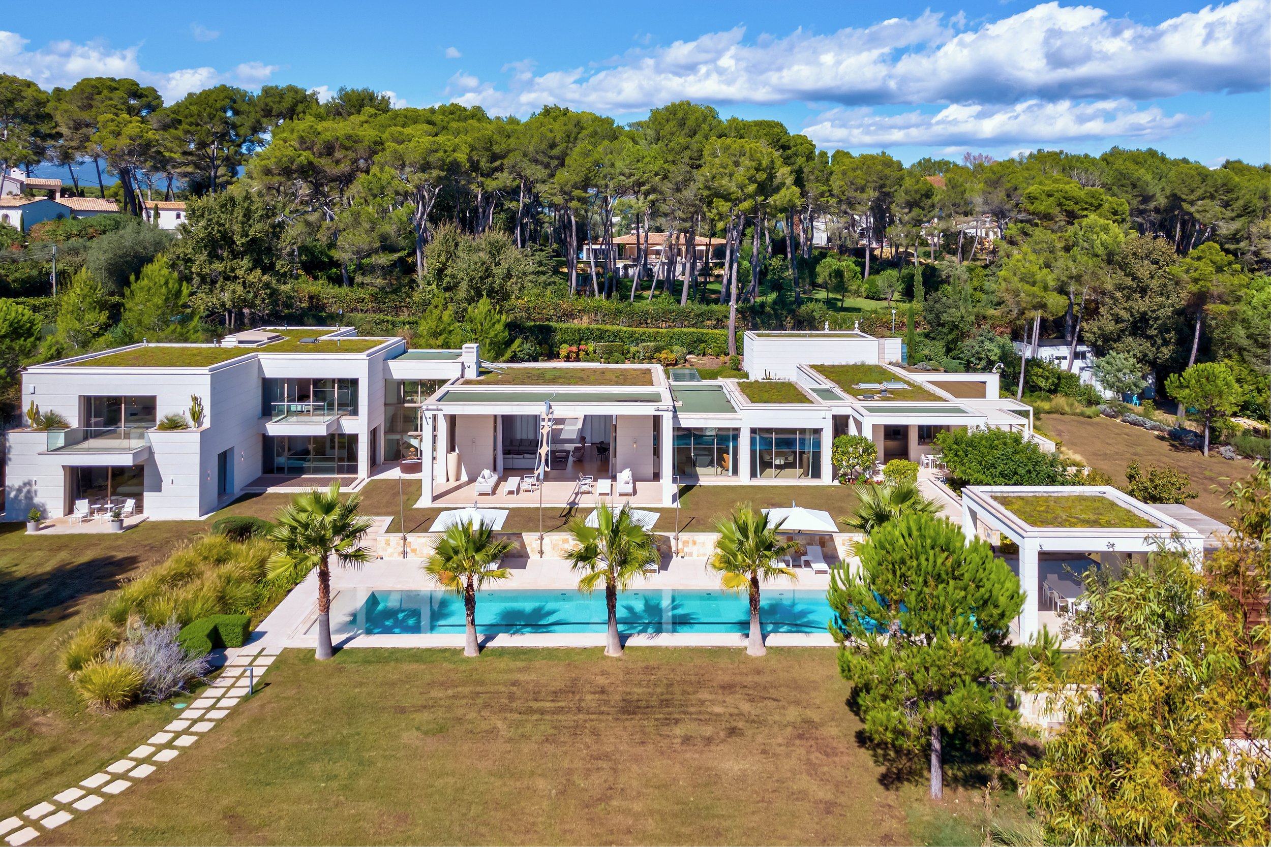 Maison d’architecte à Mougins mise en lumière par Maison Luma, agence spécialisée en photographie immobilière haut de gamme et direction artistique sur la Côte d’Azur.