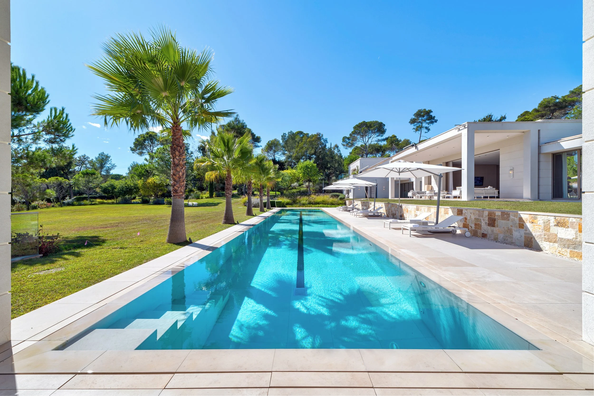 Villa de prestige à Mougins photographié par Maison Luma. Direction artistique et photo immobilière haut de gamme pour agences immobilières et architectes.