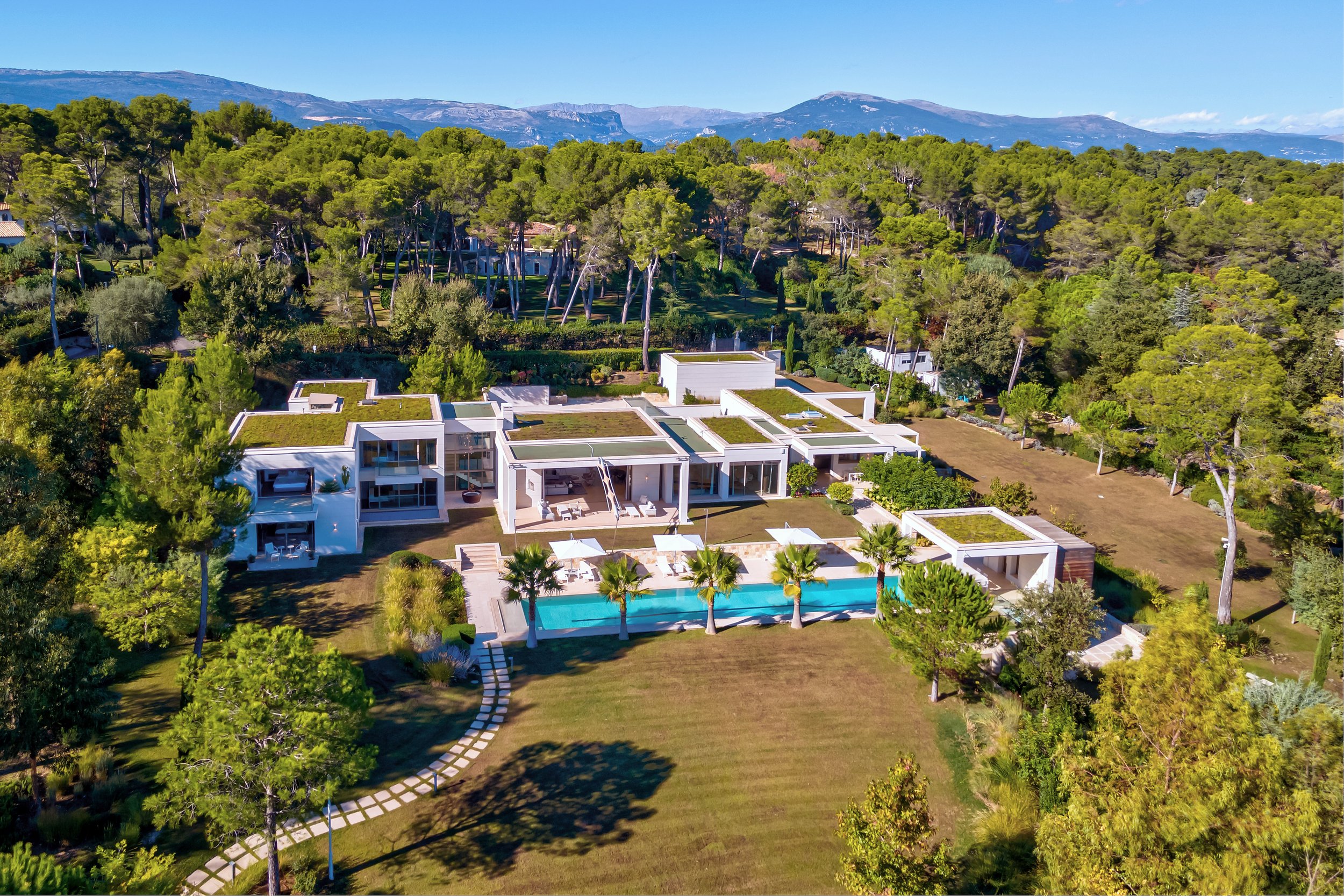 Villa d’architecte à Mougins photographiée par Maison Luma. Création d’images de prestige pour agences immobilières sur la Côte d’Azur.