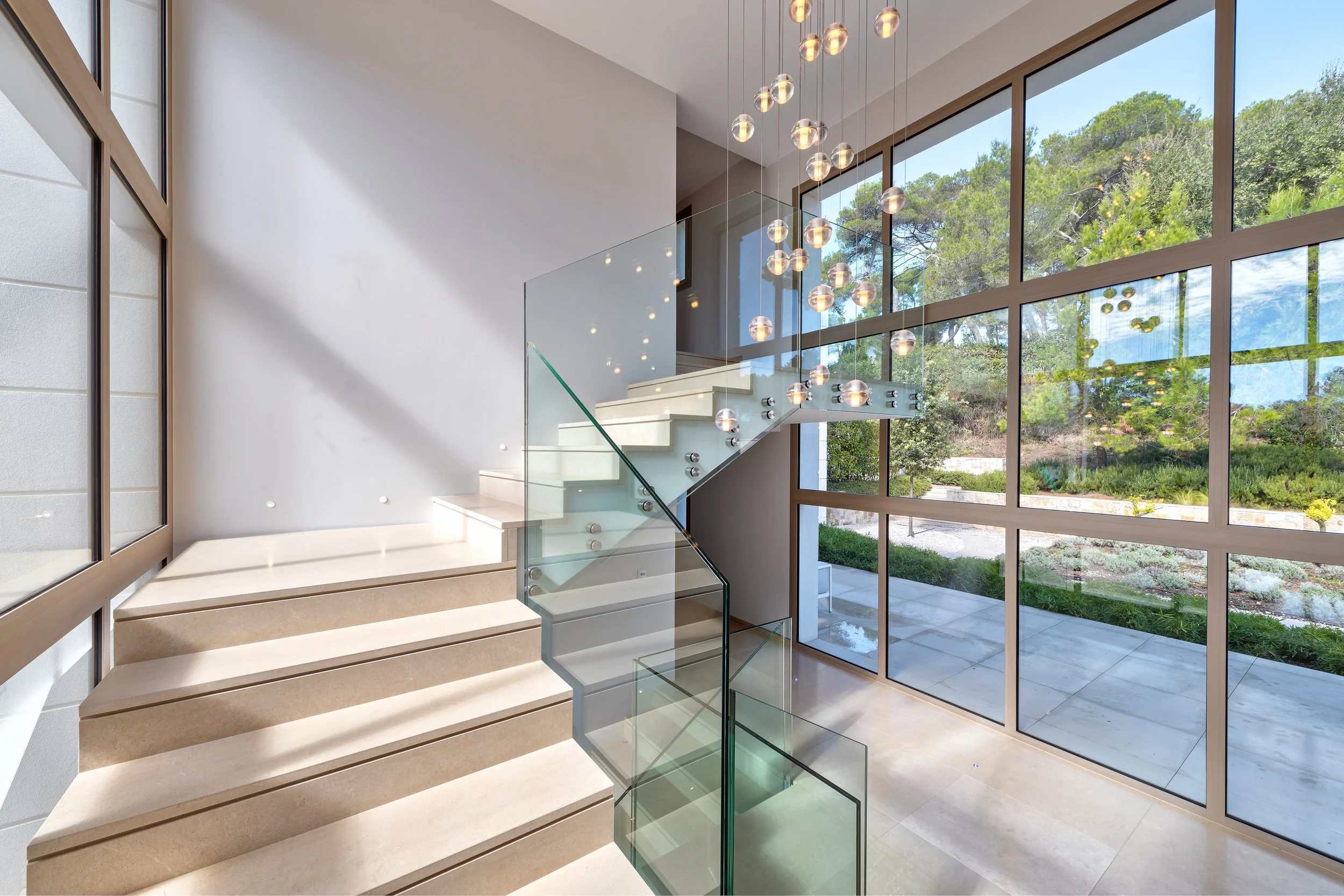 Villa de luxe à Mougins photographiée par Maison Luma pour une agence immobilière de prestige. Direction artistique et communication immobilière haut de gamme.