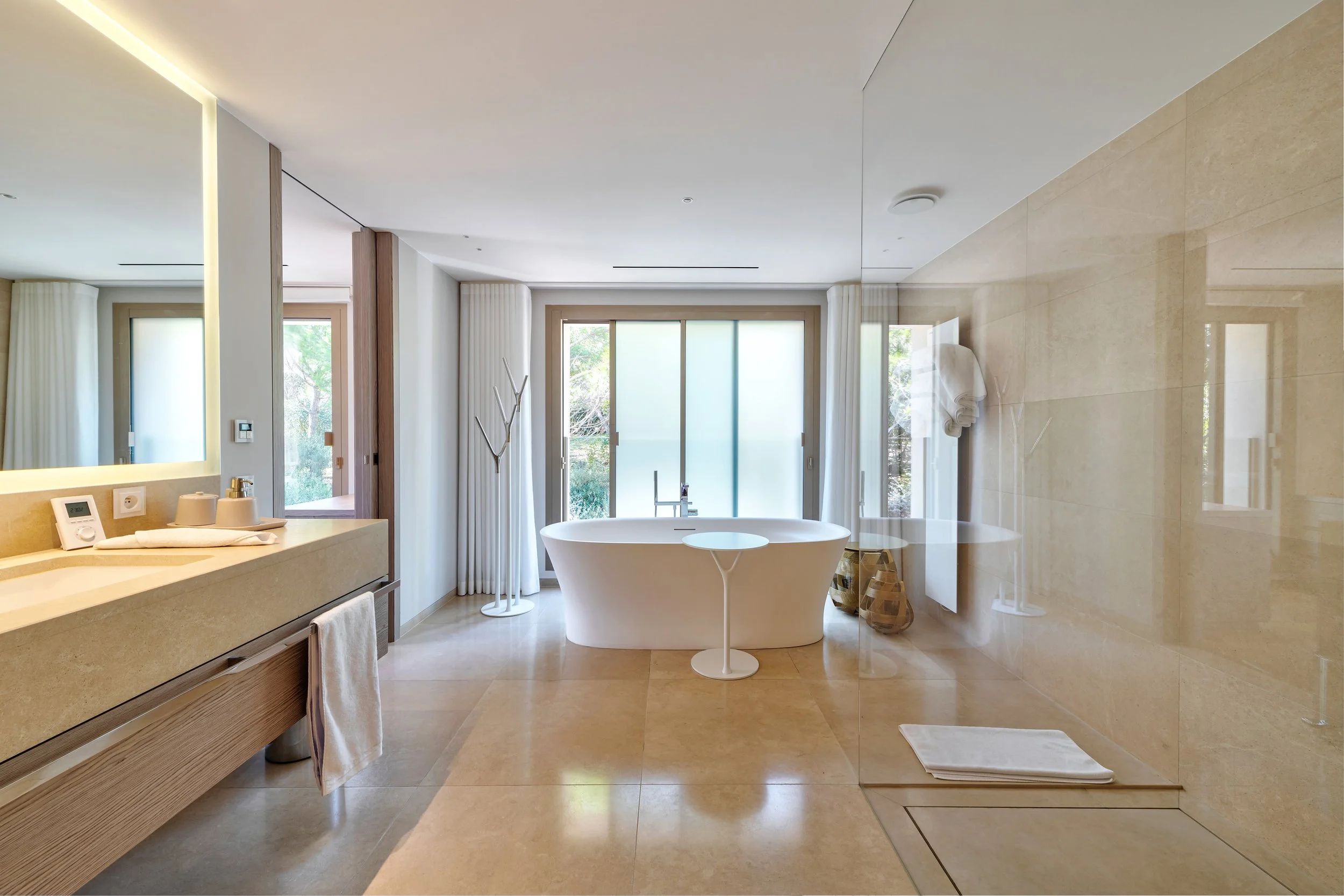 Architecture de prestige et design moderne mis en lumière par Maison Luma à Mougins, direction artistique et photographie d’espaces haut de gamme.