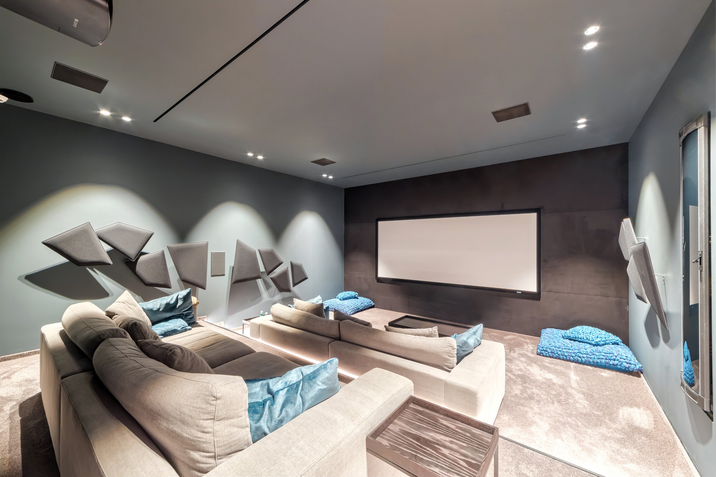 Architecture contemporaine et volumes lumineux capturés à Mougins par Maison Luma. Photographie et direction artistique haut de gamme sur la Côte d’Azur.