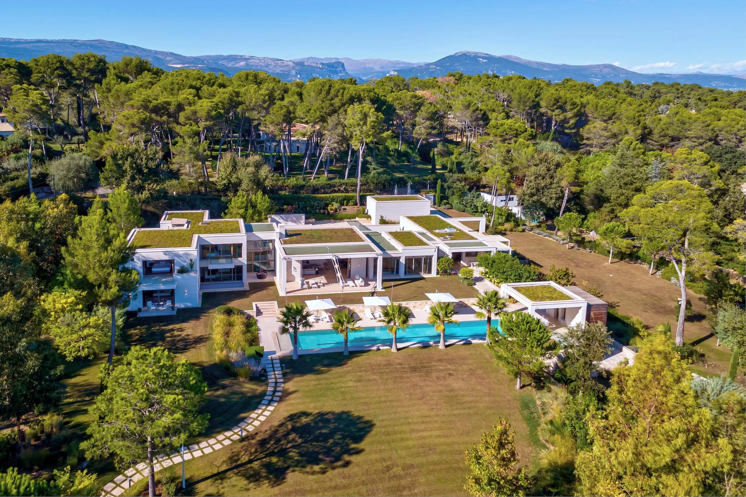 Photographie et vidéo d’architecture et immobilier de prestige réalisées par Maison Luma, direction artistique entre Nice, Cannes, Antibes, Monaco et Saint-Tropez.