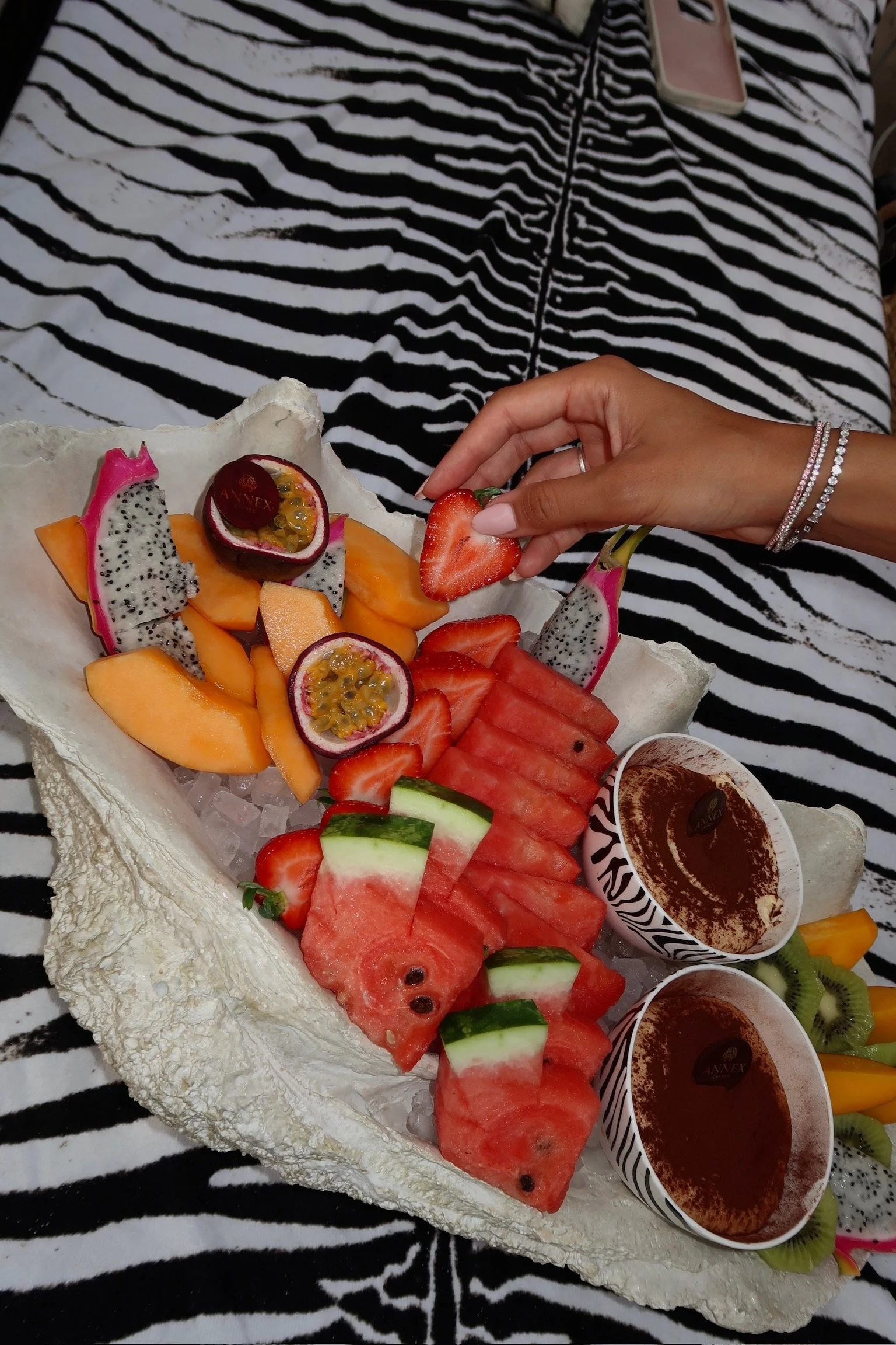 Mise en scène culinaire et art de la table par Maison Luma, photo et direction artistique gastronomique entre Nice, Cannes, Antibes, Monaco et Saint-Tropez.