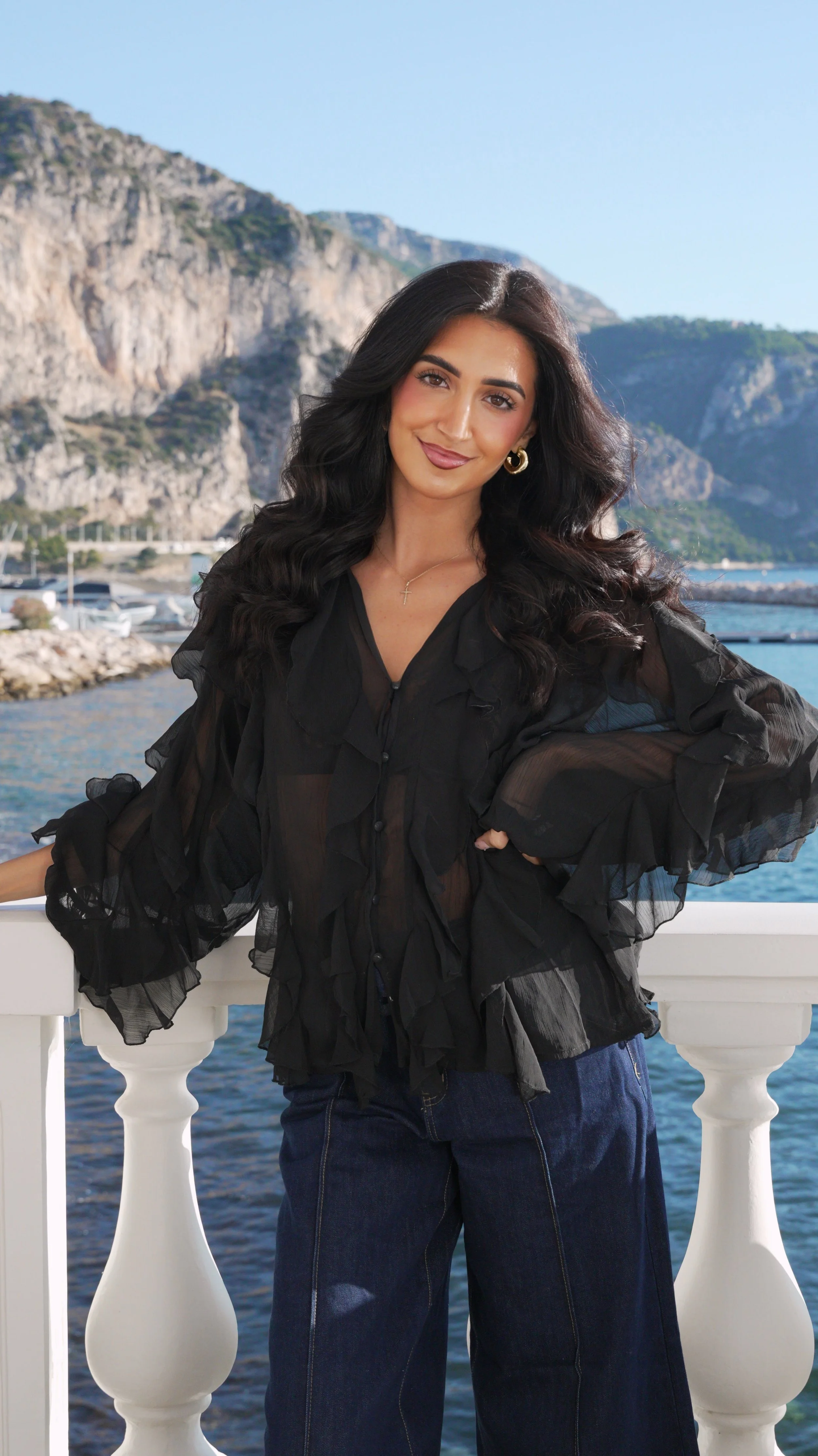 Portrait lifestyle d’influenceuse sur la Côte d’Azur, capturé par Maison Luma. Direction artistique et photographie haut de gamme pour communication d’image et réseaux sociaux.