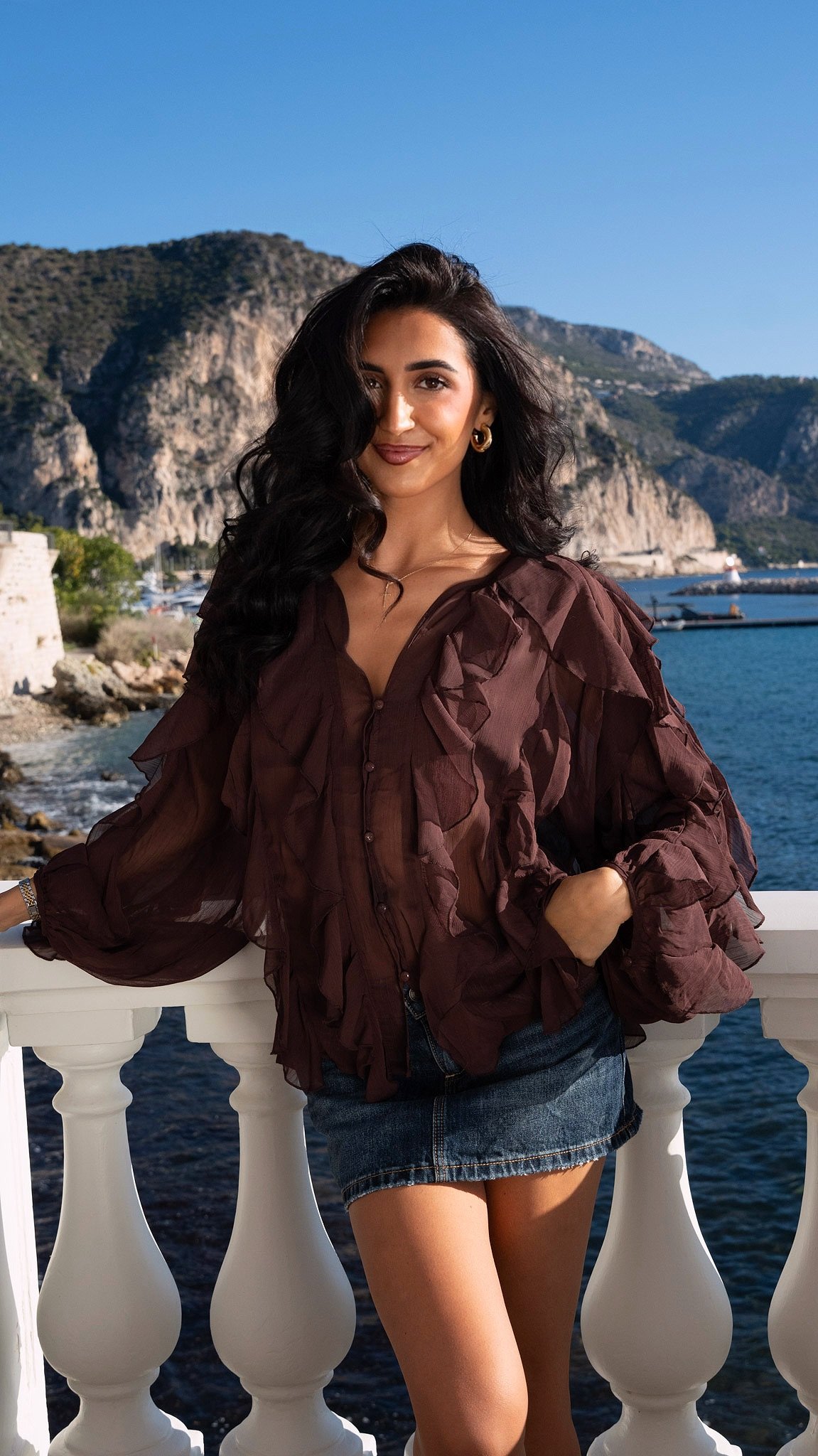 Portrait d’influenceuse à Cannes sous lumière naturelle, signé Maison Luma. Direction artistique et photographie lifestyle pour marques et projets créatifs.