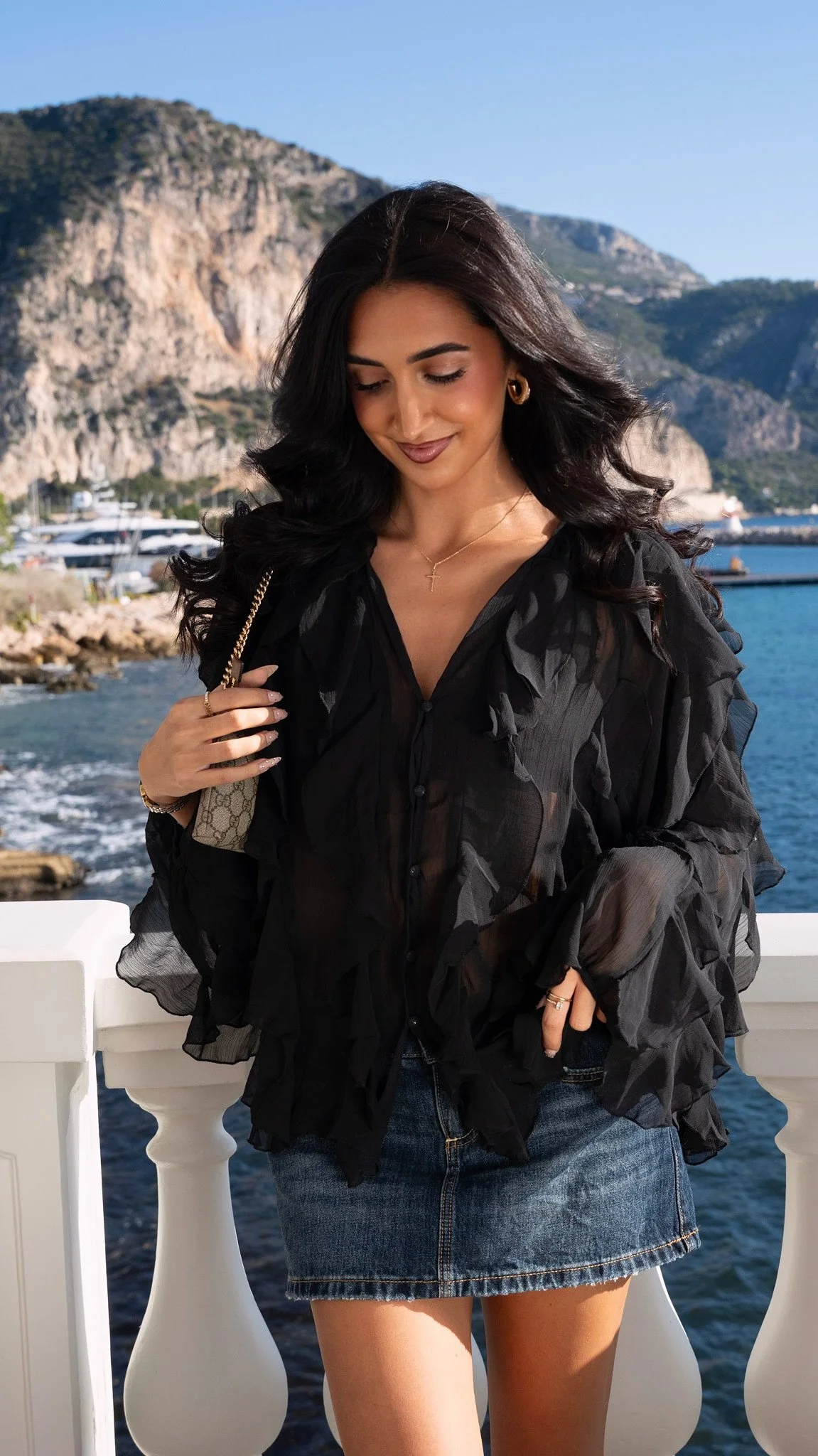 Portrait mode d’influenceuse sur la Côte d’Azur photographié par Maison Luma. Direction artistique et image de marque pour communication digitale haut de gamme.