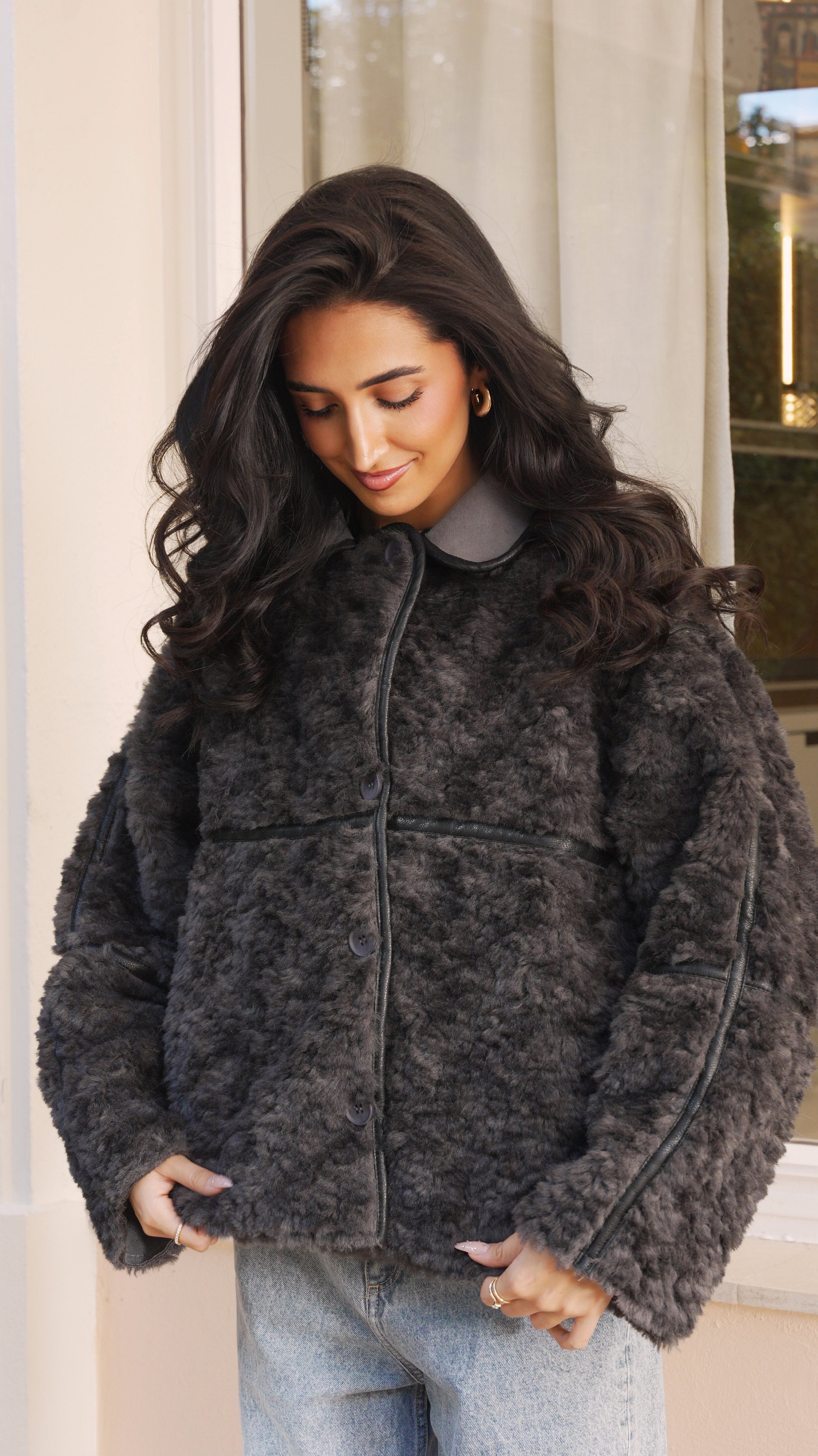 Portrait d’influenceuse réalisé par Maison Luma sur la Côte d’Azur. Direction artistique et communication visuelle pour marques de luxe et lifestyle.