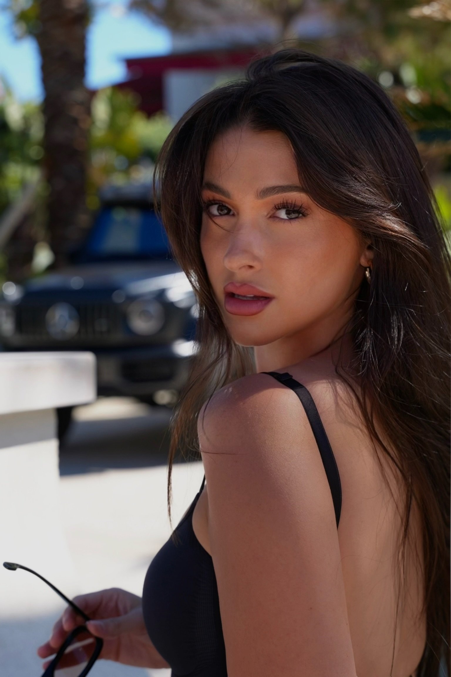 Photographie portrait d’influenceuse dans une atmosphère solaire à Cannes. Direction artistique et communication visuelle signées Maison Luma.