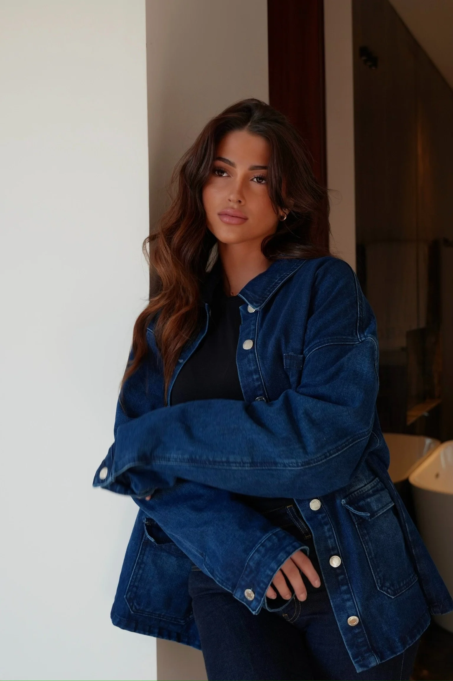 Portrait féminin à la lumière du coucher de soleil sur la Côte d’Azur, photographié par Maison Luma. Direction artistique et photographie d’influence.