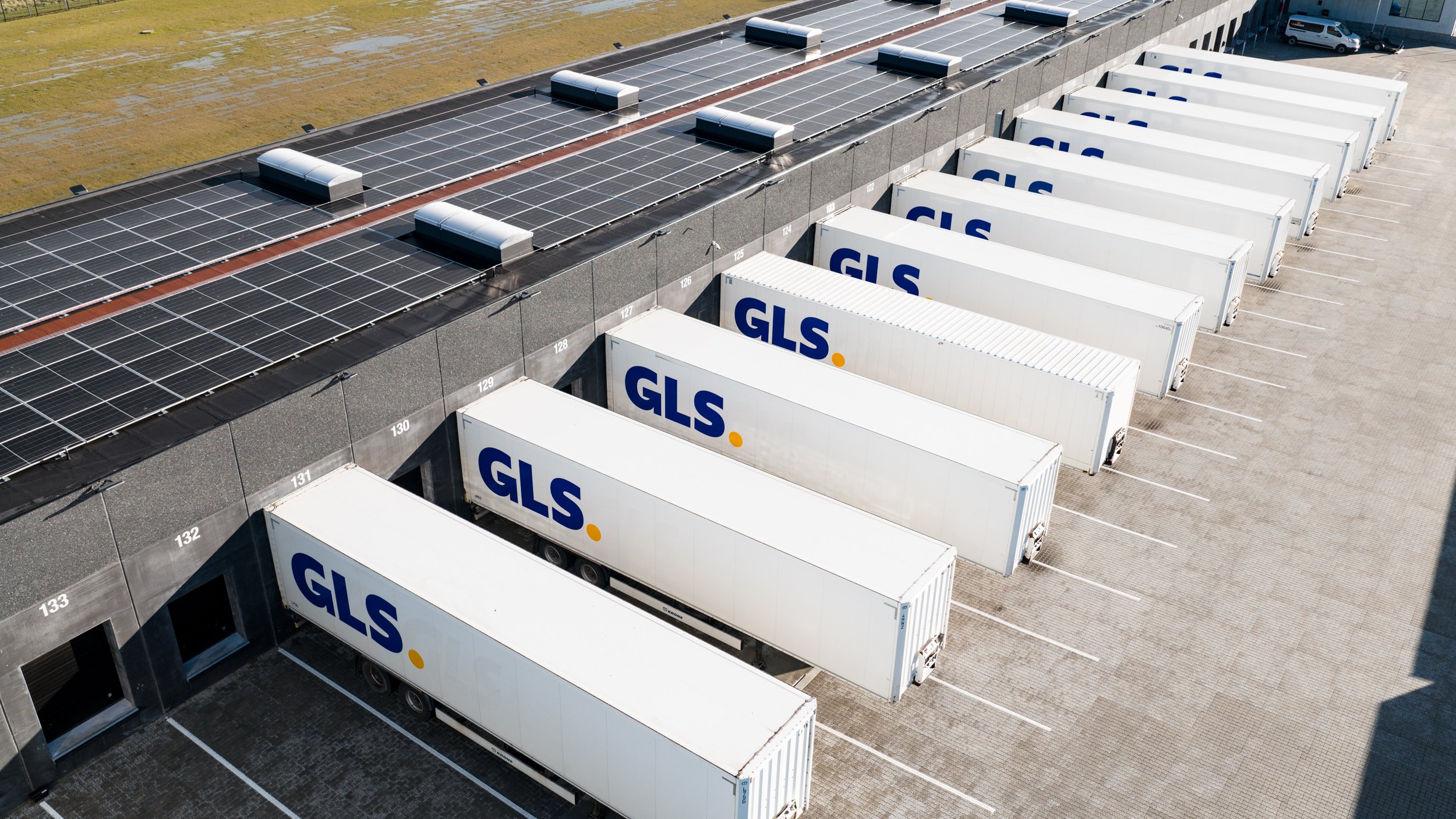Dronebillede af GLS trailere.
