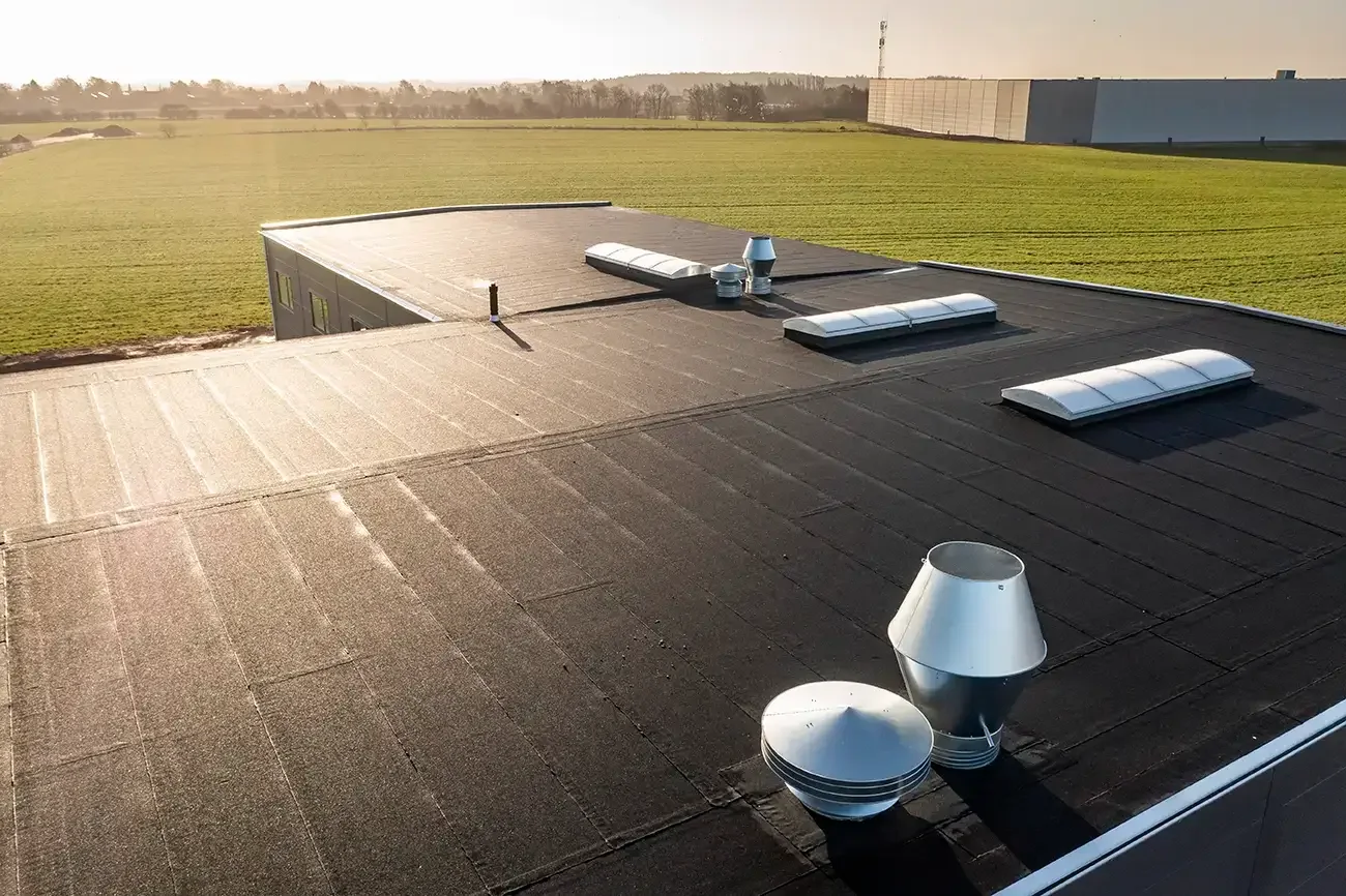 Dronebillede af tag på industribygning