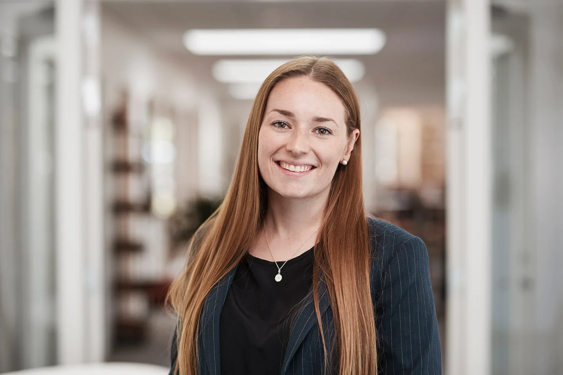 Professionelt erhvervsportræt af kvinde