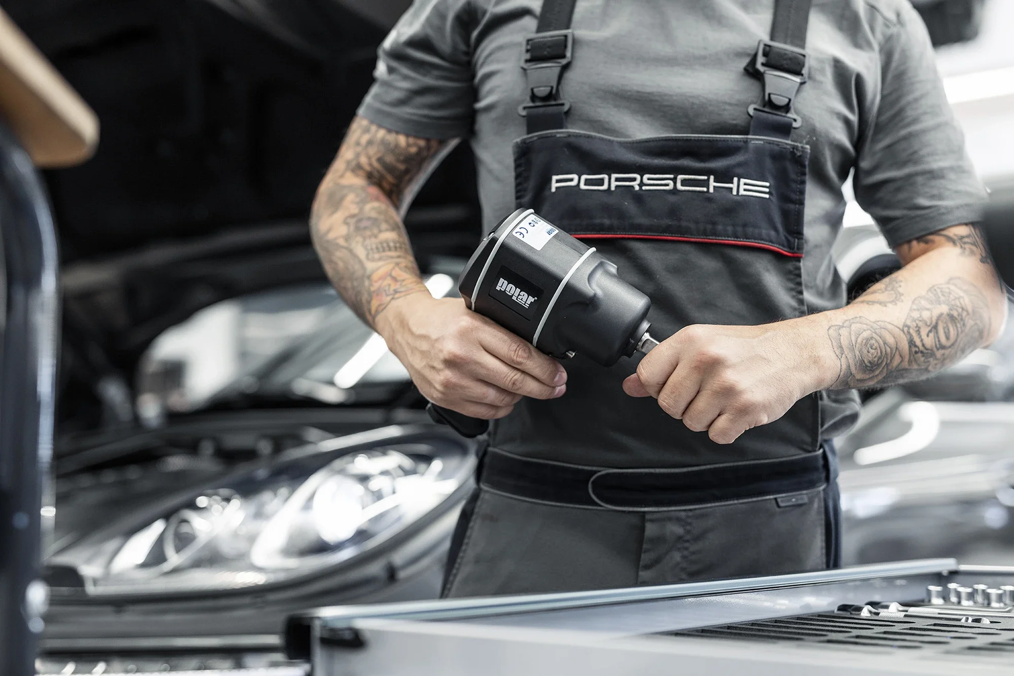 Mekaniker med Polartools luftnøgle