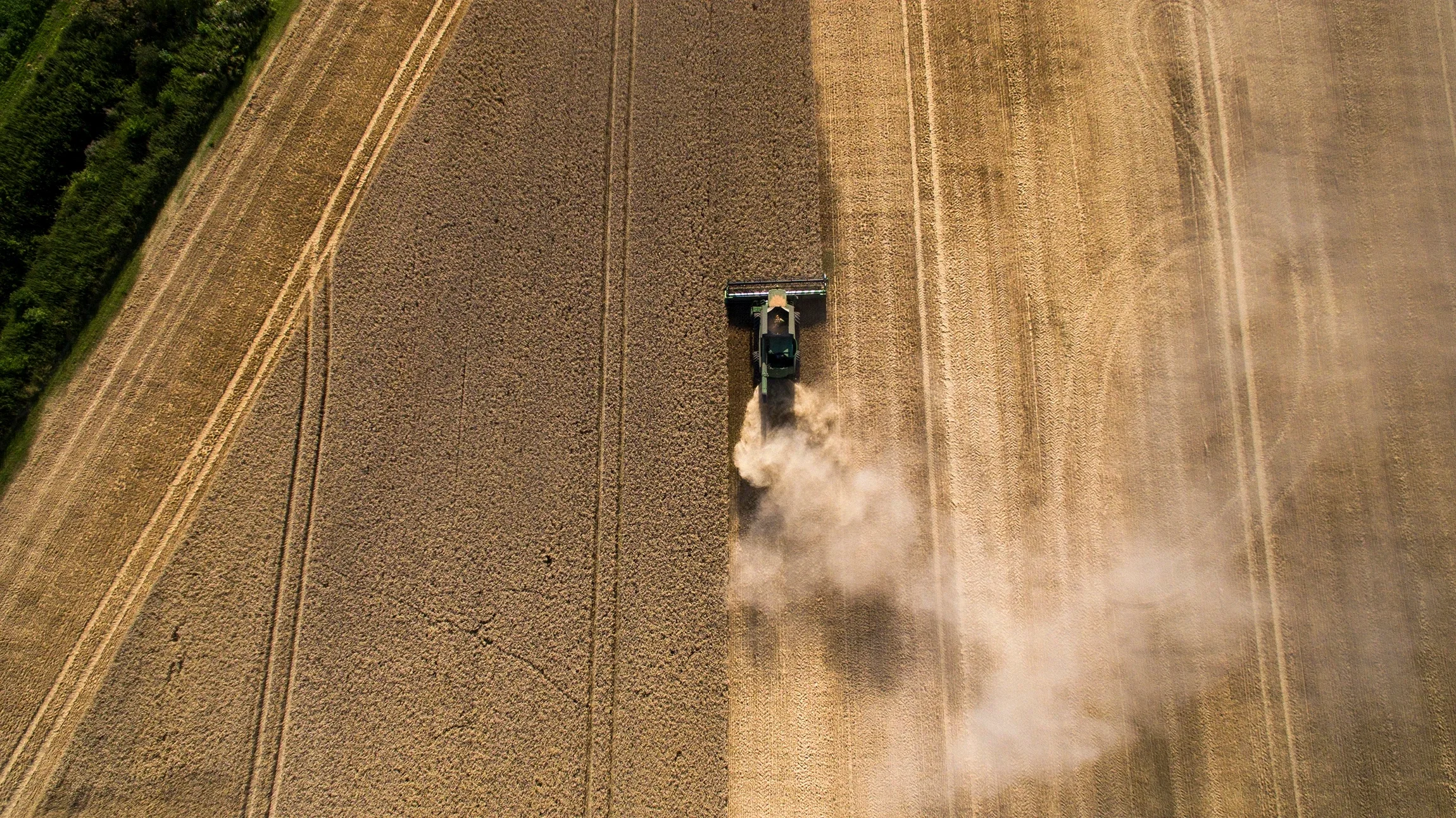 Dronebillede af John Deere mejetærsker