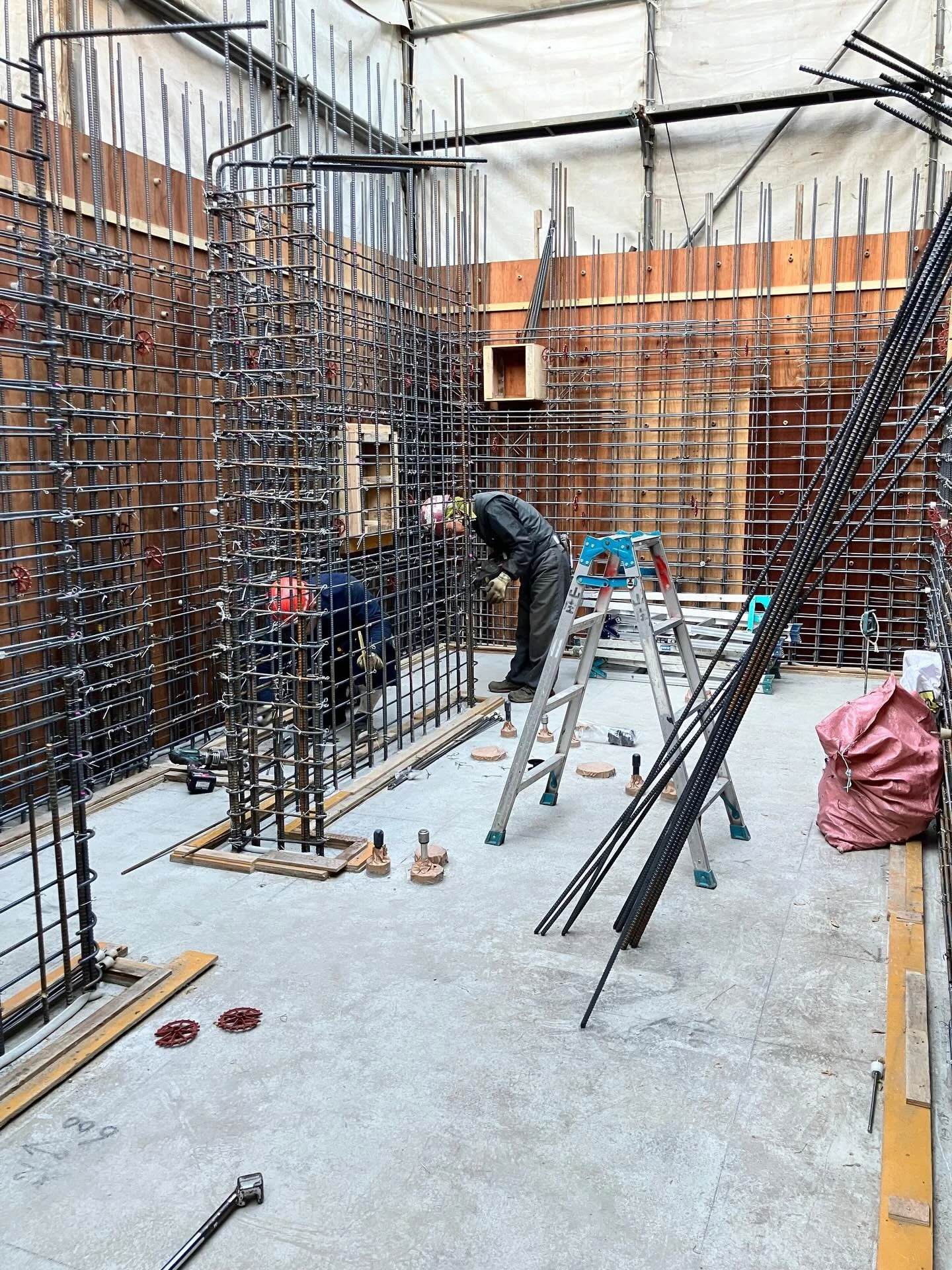 配筋　rebar installation

テラスハウスの1階壁の配筋工事。骨組みが美しいと感じる。
Rebar installation for the &ldquo;terrace house.&rdquo; The structure feels beautiful.
 
「テラスハウス」の写真はこちら　more photos &rarr; #maruchi_terracehouse 

#まるち設計　#戸建住宅　#建築家と作る家　#建築家　#女性建築家　#一級建築士　#注文住宅　#設計