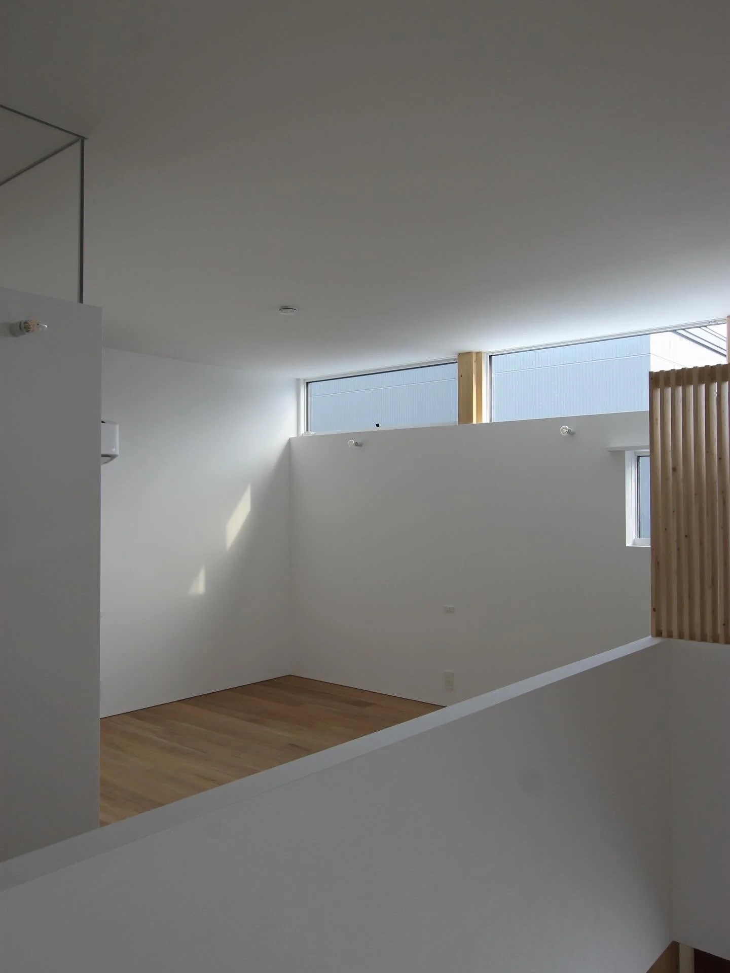 寝室　bedroom

開放感のある壁のない寝室(右)と、壁のある寝室(左)。壁があっても上から光は通します。北向きの部屋でも暗くない！

An open bedroom on the right and a walled one on the left.  Even with a wall, light still comes in&mdash;so it&rsquo;s not dark, even facing north

「多世代の家」の写真more pictures of this 