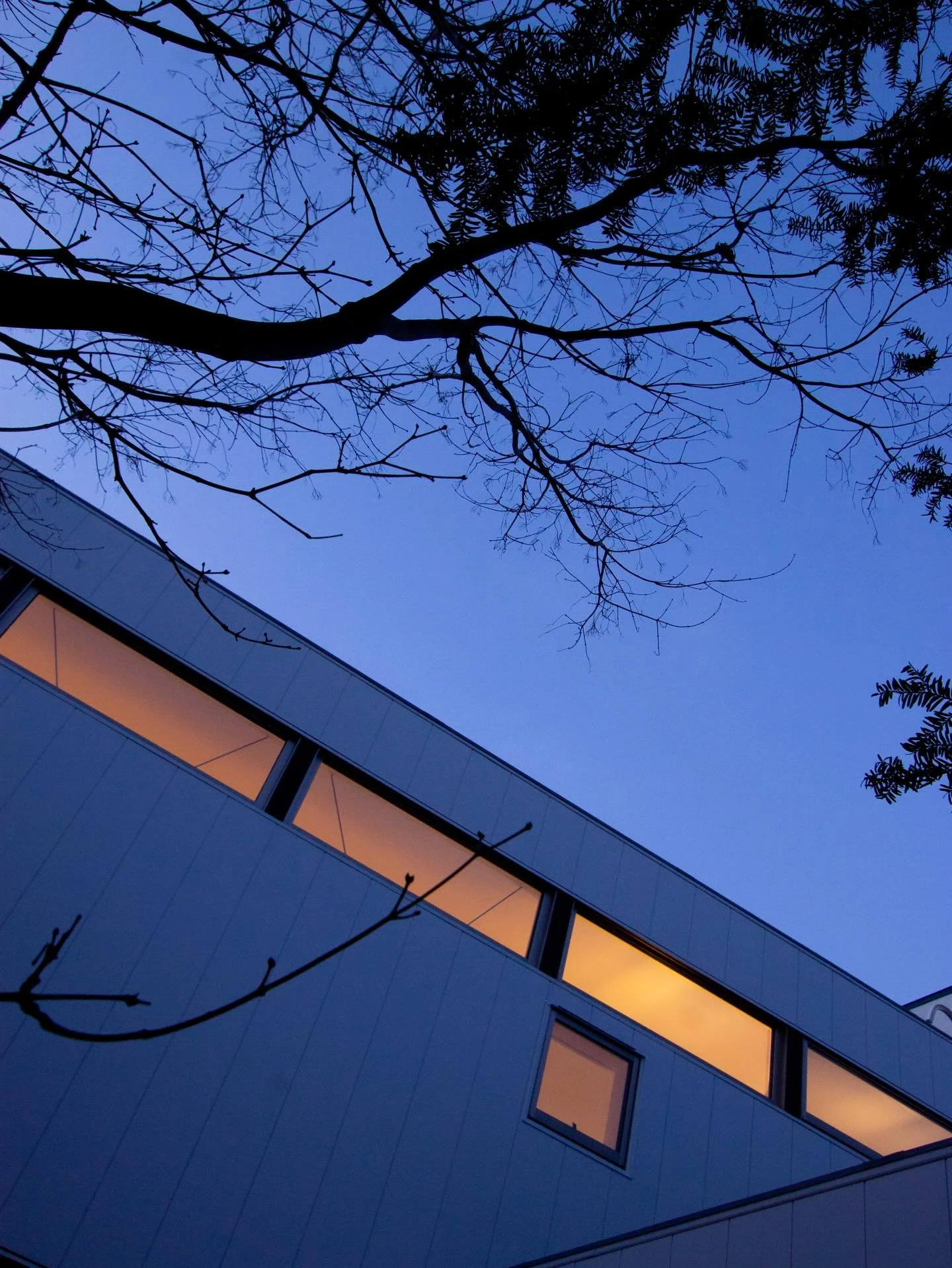 引き渡し　handing over 

「多世代の家」は先週引き渡しでした。雪の影響で外構工事残しでの引き渡しとなったので、まだ最終系ではないのですが、長い年月をかけた設計と施工がここまで辿り着けたことに感動しかありません。お施主様も嬉しそうで、本当に良かった。フライトを遅くして太陽が沈んだ後の家の雰囲気も確認して長い1日が終わりました。毎回同じ事を言っていますが、お施主には私を建築家として選んでくださったことに感謝の気持ちでいっぱいです。

The &ldquo;Generation Hous