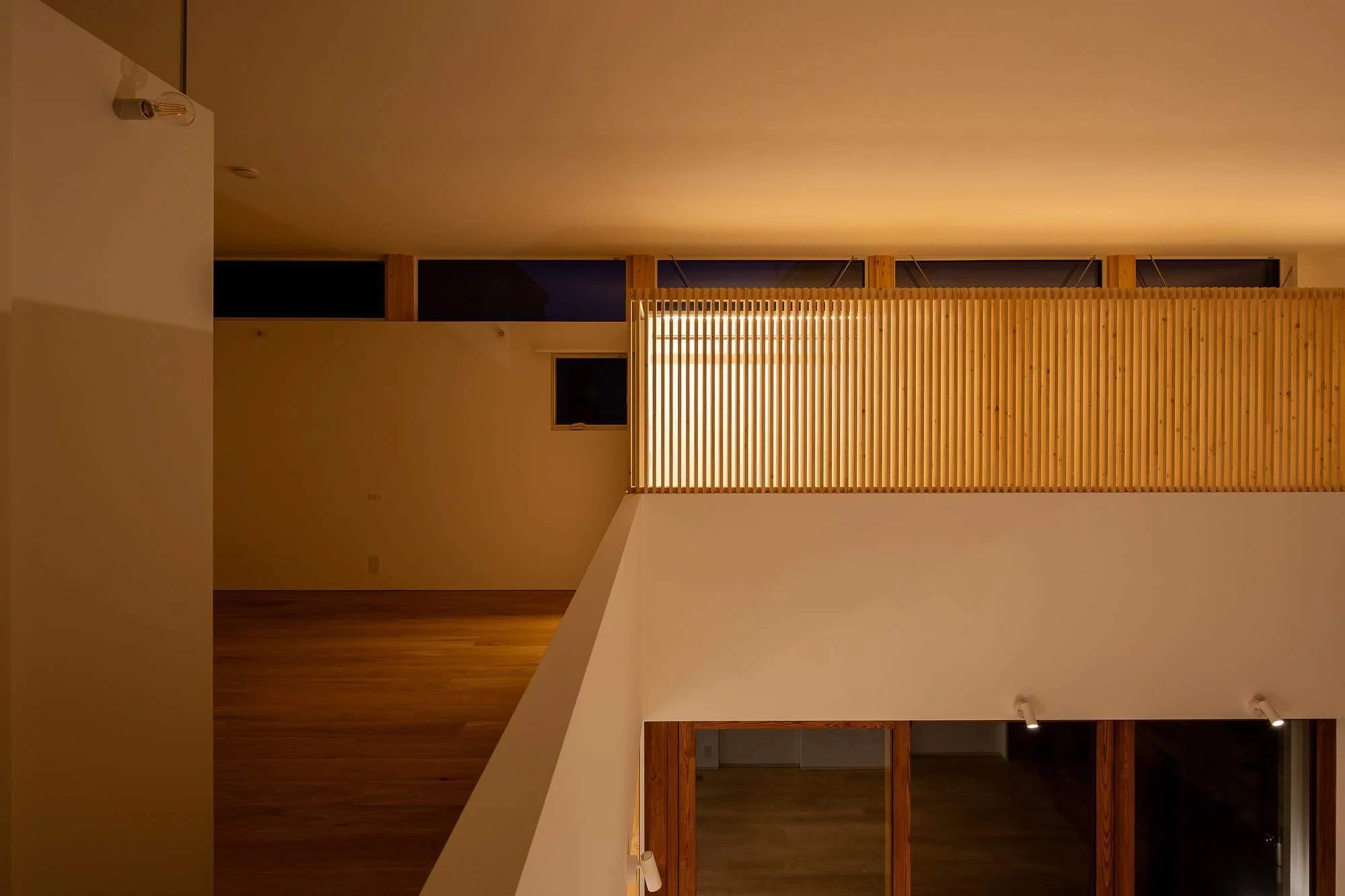 照明設計の大切さ　importance of lighting design

照明設計を間違えると倉庫や教室や事務所のような雰囲気になりかねない。日本の家は明るすぎるて夜の時間を夜の時間として味わえないような気がします。タスクライト以外は照度低めとし、天井には可能な限り照明を仕込まないようにして、空間が表情豊かになるようにしています。

Poor lighting can make a home feel like a sterile office.
Many houses are simpl