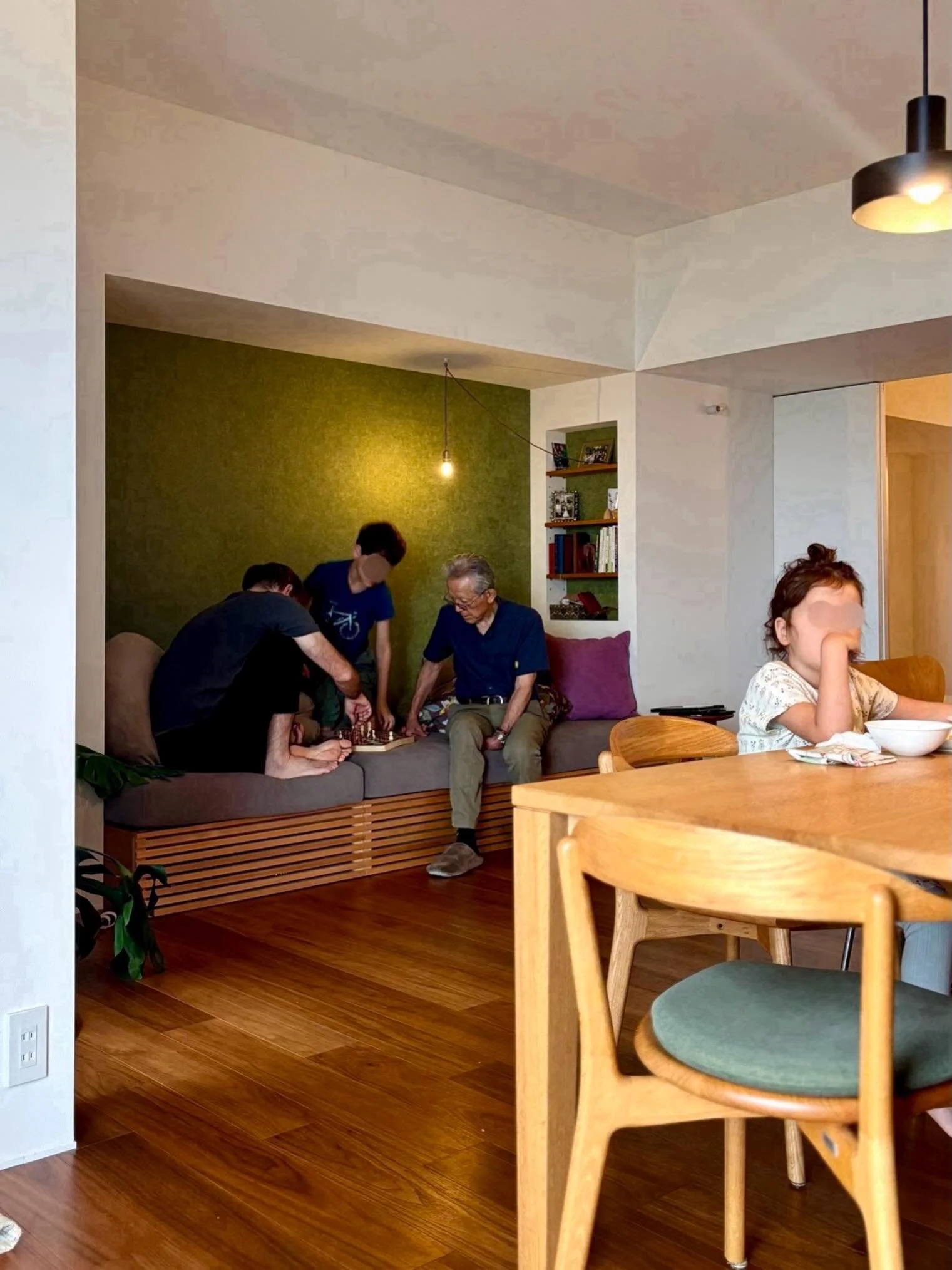 ビルトインソファ　built -in sofa
　
梁を隠すために作ったビルトインソファーは奥行きが90cm、硬めのクッションなのでチェスボードを置いて遊ぶことも可能。設計がより豊かな時間を応援できて嬉しい。

The built‑in sofa we designed to conceal the beam has a 90 cm depth and firm cushions, so you can even place a chessboard on it and play. I&rsqu