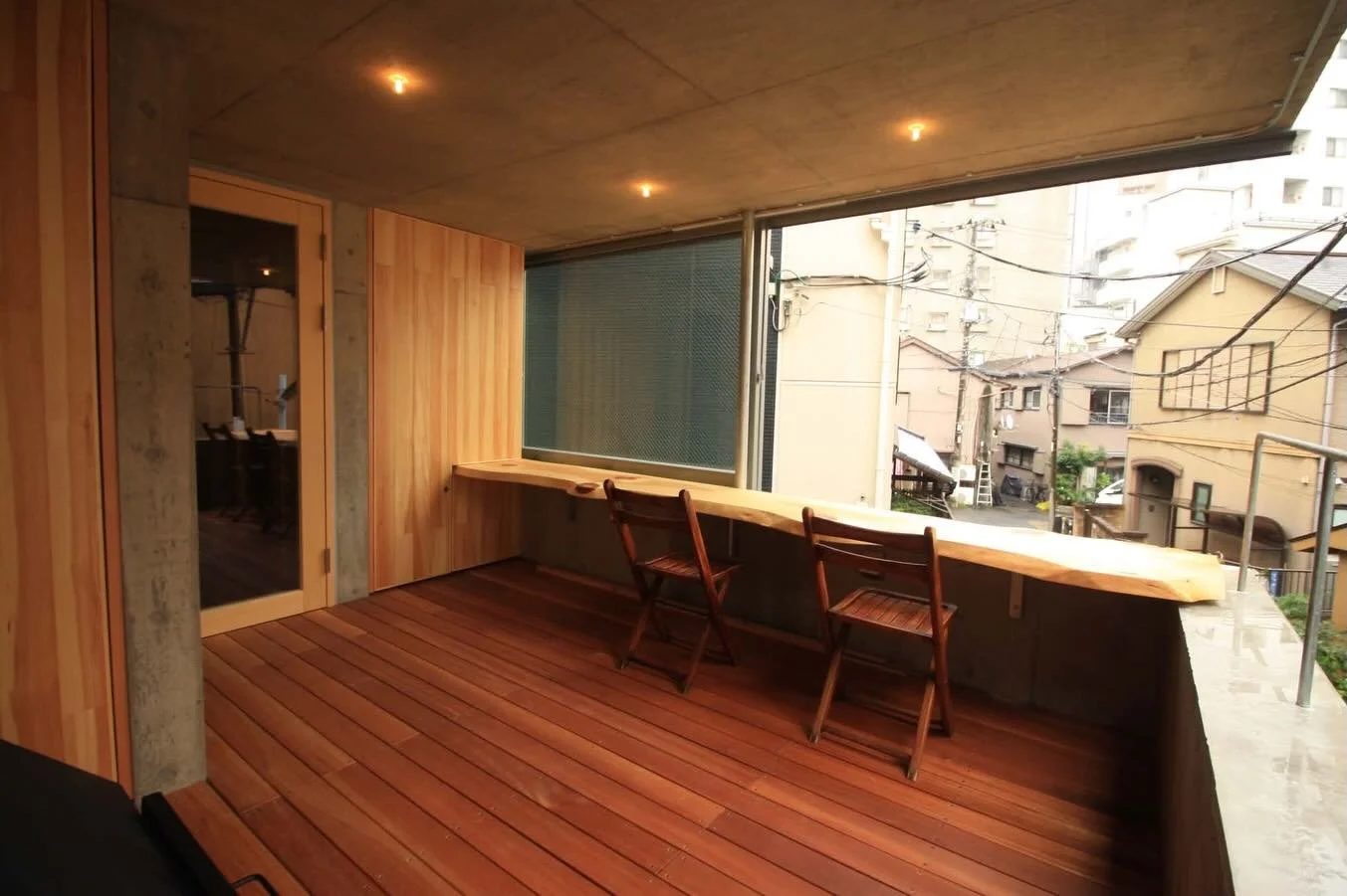 オープンカフェ　open cafe

これまた施主様のお写真拝借。オープンカフェって通常は1階だけどここは2階がオープンカフェ。屋根もあって居心地がいい。下谷(入谷)の下町を眺めながらここでゆっくりお茶を飲みたい！冬のオープンまで待てない！

Borrowing more lovely photos from the client.
Open caf&eacute;s are usually on the ground floor, but here the second floor is th