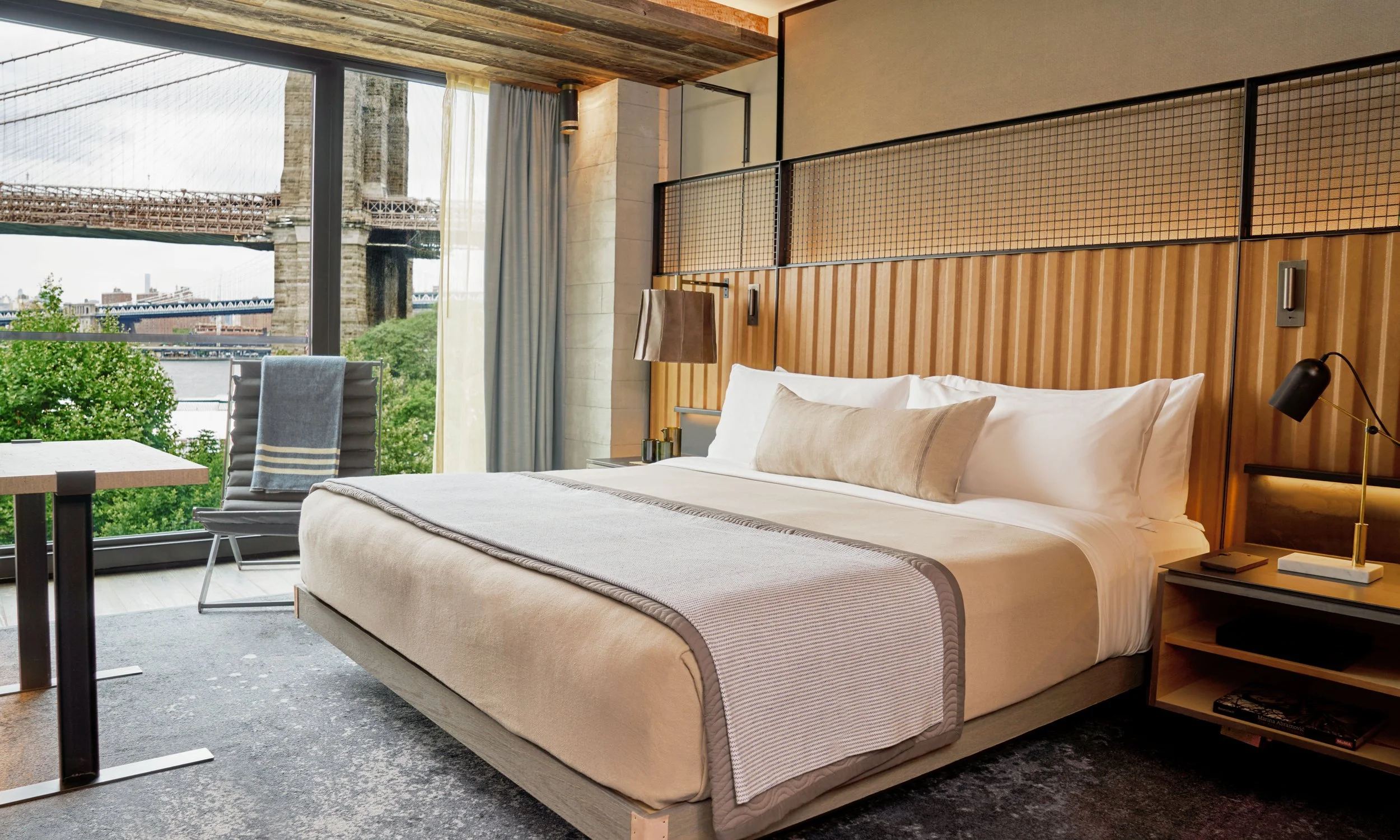 1_Hotel_Brooklyn_Bridge_King_Guestroom_DLT_1_HI.jpg