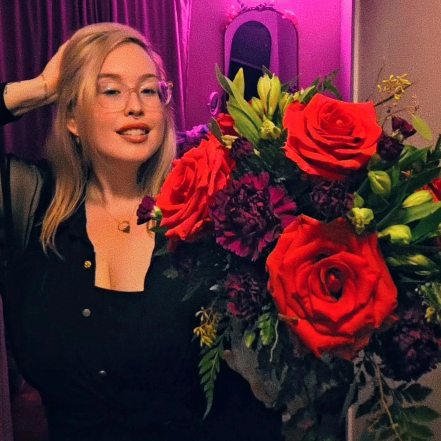 Having a "pose off" with LeeLoo. She won yet again. She thinks the flowers are for her &amp; I don't have the heart to tell her...it'll be our little secret 😏

To my dear @illumin8trix thank you for such a gorgeous bouquet &amp; fabulous i