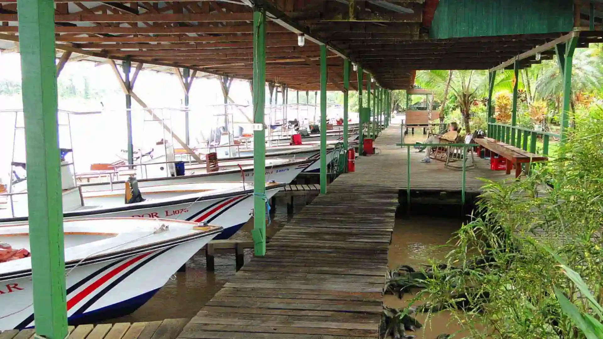 rioparismina-lodge-costa-rica-fishing-boats-dock-jungle-river.webp