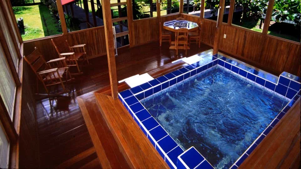 jacuzzi-lodge.jpg