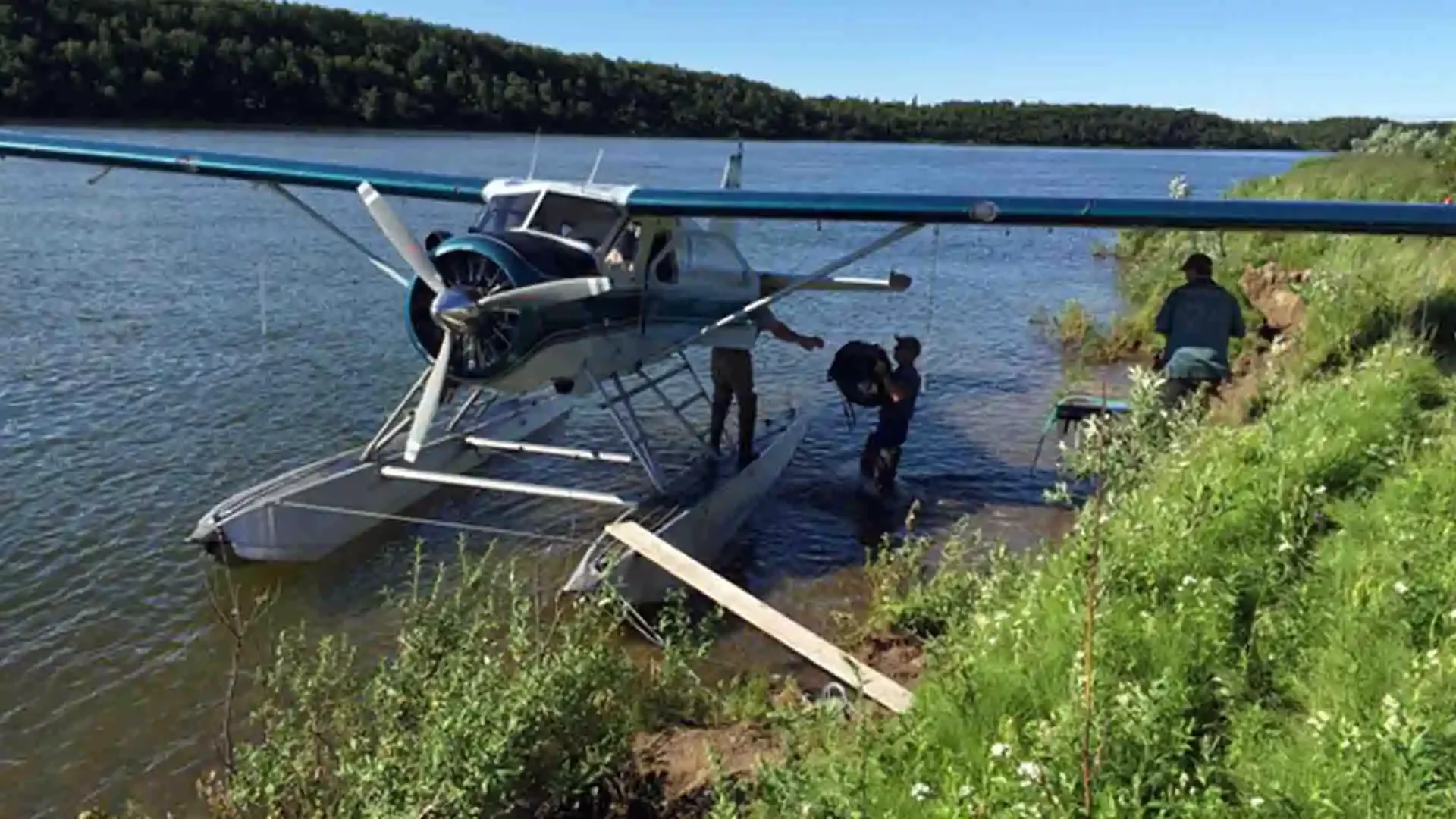 anderson-alaska-salmon-camp-floatplane-river-landing.webp
