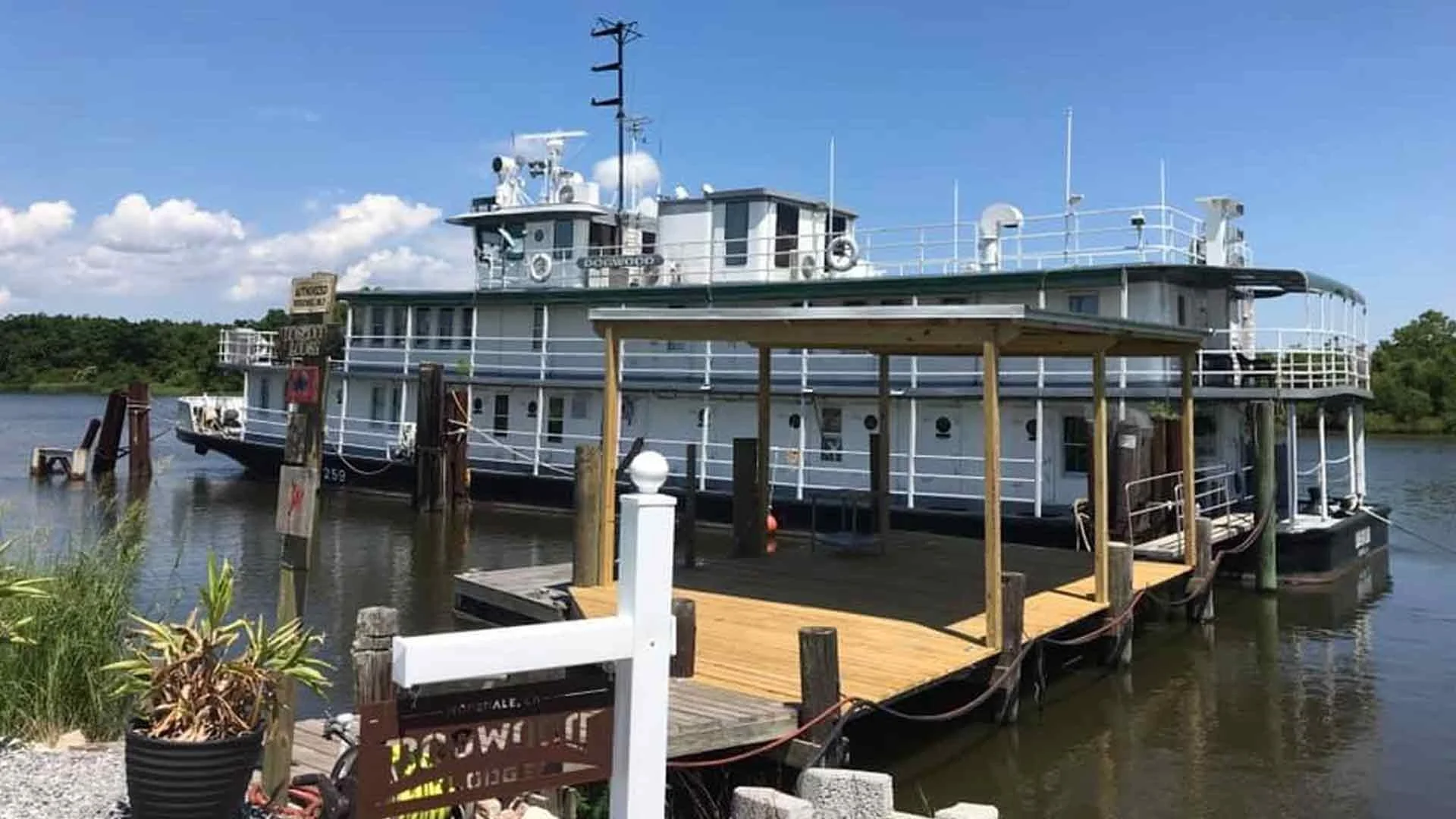 dogwood-lodge-riverboat-docked-lower48.jpg