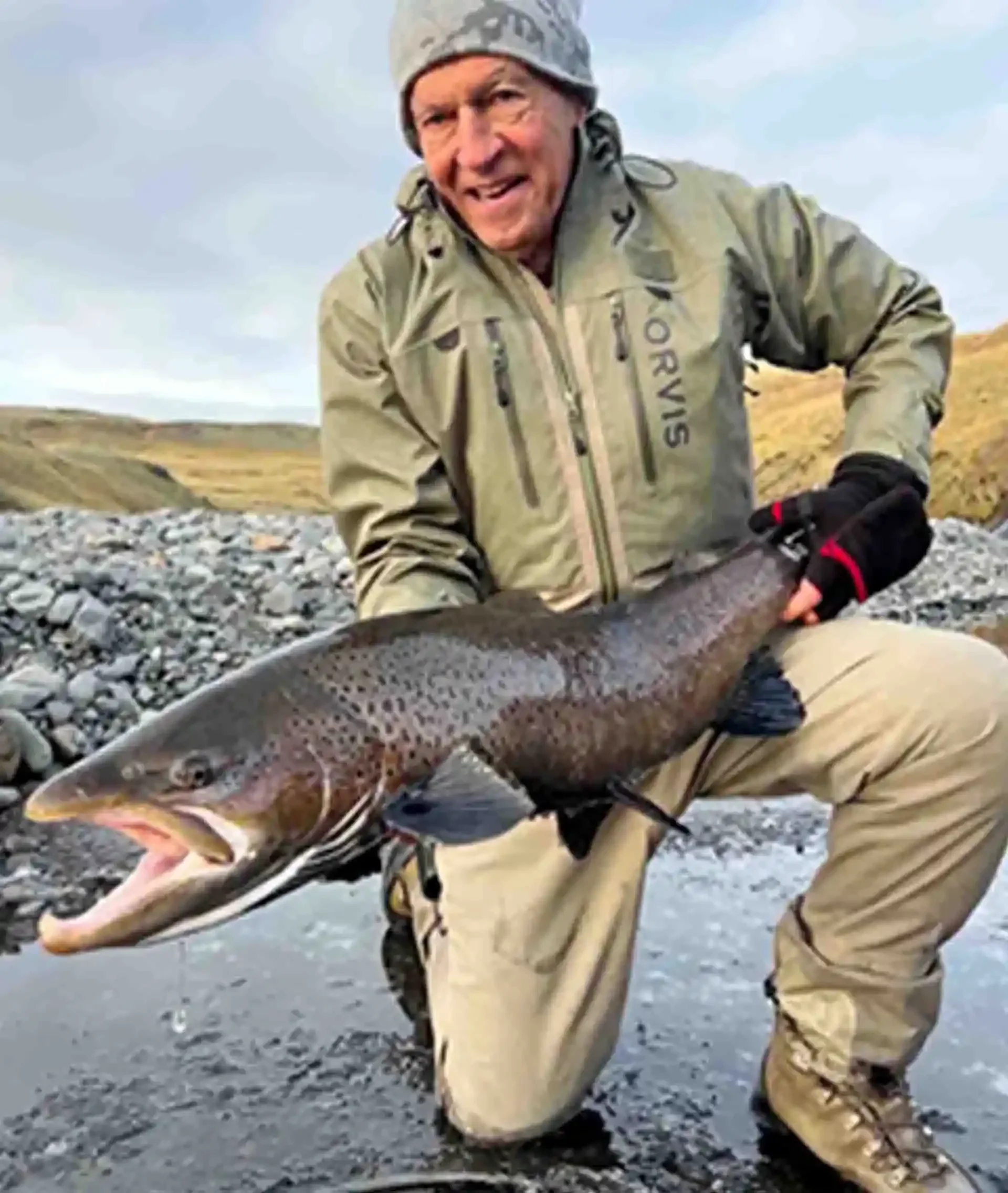 iceland-fly-fishing-atlantic-salmon-angler-catch.webp