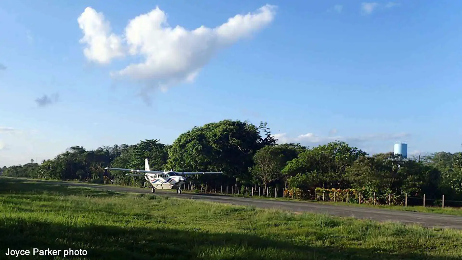 rioparisminalodge-costarica-airstrip-plane-arrival-fly-fishingjson.webp