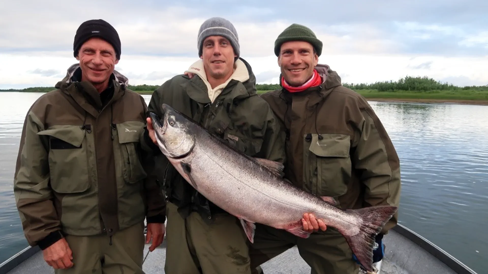 anderson-alaska-salmon-camp-anglers-holding-king-salmon-river-fishingjson.webp