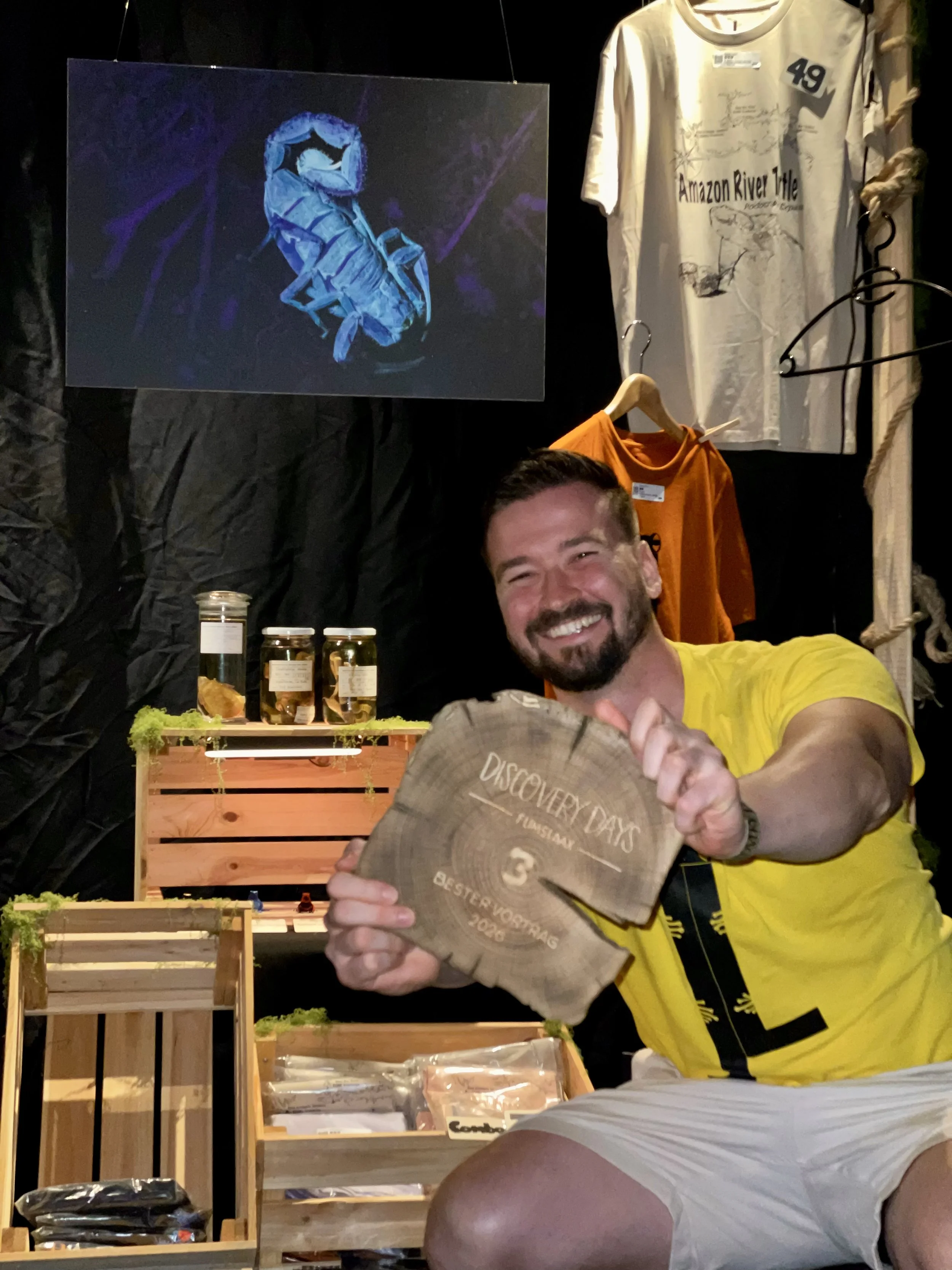 Basil Minder kniet mit dem Pokal für den 3. Platz vor seinem Stand an den Discovery Days 2026